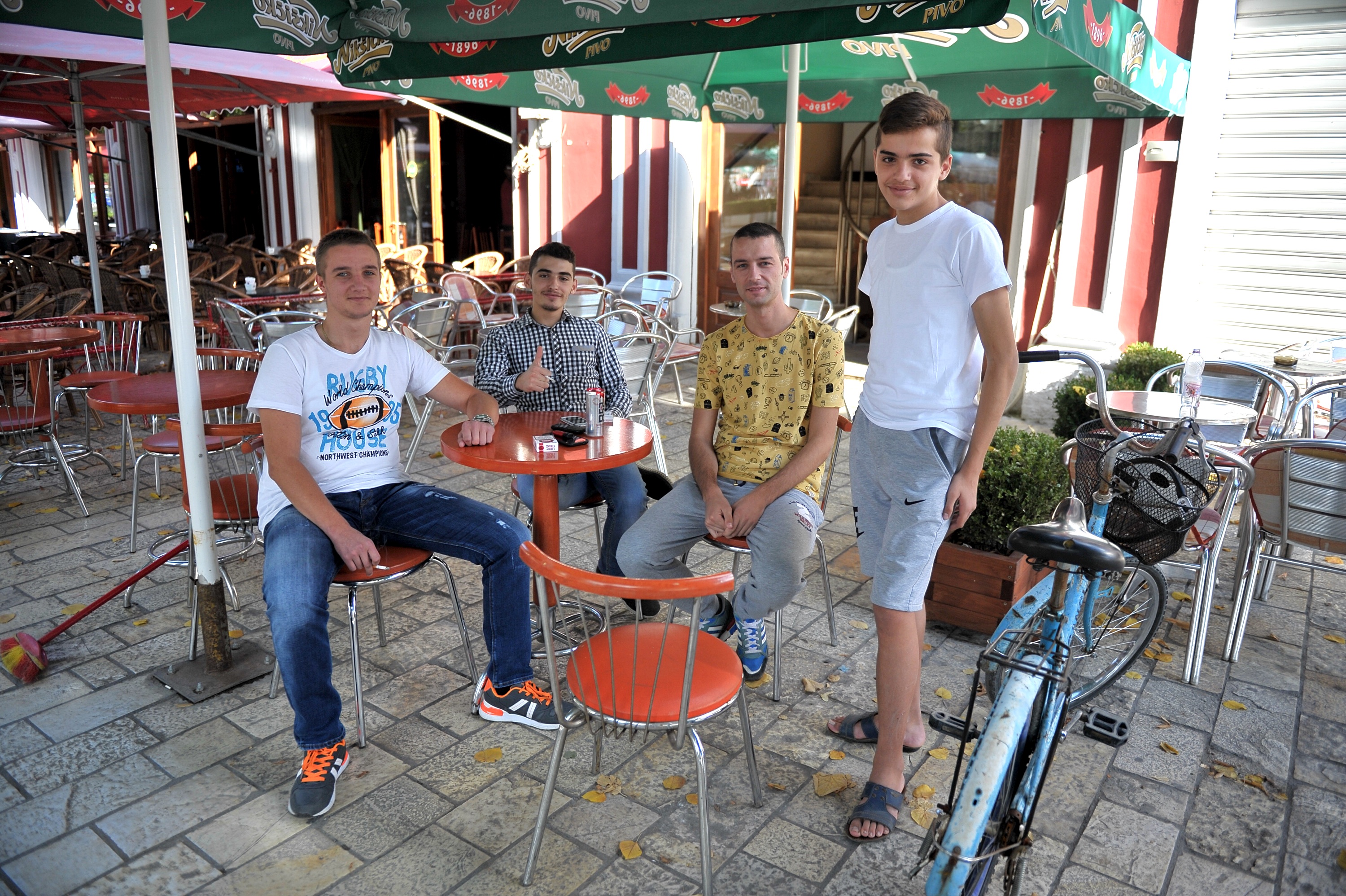 Skadar, 051016,
U gradu Skadar zasad nema Hrvatskih navijaca u vecem broju.
Na fotografiji: Albanski navijaci.
Foto: Tonci Plazibat / CROPIX