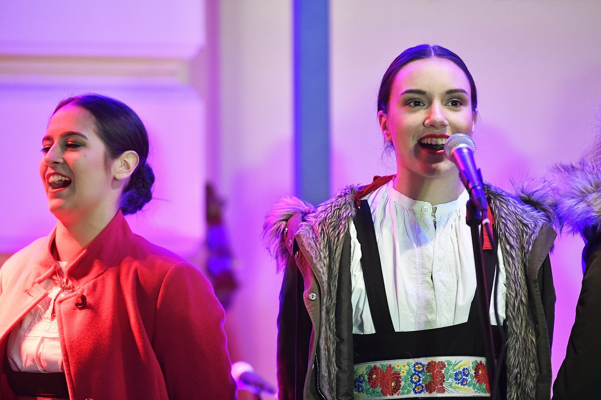 Zagreb, 081216.
Nastup splitskog kulturnoumjetnickog drustva Jedinstvo u Ledenom parku na Trgu kralja Tomislava u sklopu manifestacije Advent u Zagrebu. U sklopu dogadjaja, nastupila je umjetnicka klizacica Luce Stipanicev te pripadnici KUD Jedinstva koji su izveli stare splitske plesove na ledu i na pozornici pored.
Foto: Boris Kovacev / CROPIX