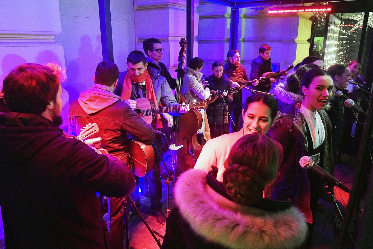 Zagreb, 081216.
Nastup splitskog kulturnoumjetnickog drustva Jedinstvo u Ledenom parku na Trgu kralja Tomislava u sklopu manifestacije Advent u Zagrebu. U sklopu dogadjaja, nastupila je umjetnicka klizacica Luce Stipanicev te pripadnici KUD Jedinstva koji su izveli stare splitske plesove na ledu i na pozornici pored.
Foto: Boris Kovacev / CROPIX