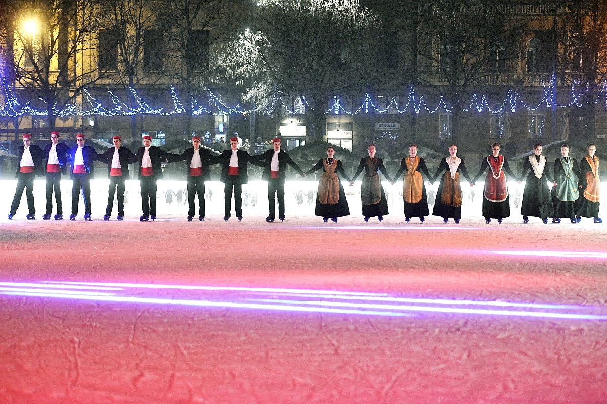 Zagreb, 081216.
Nastup splitskog kulturnoumjetnickog drustva Jedinstvo u Ledenom parku na Trgu kralja Tomislava u sklopu manifestacije Advent u Zagrebu. U sklopu dogadjaja, nastupila je umjetnicka klizacica Luce Stipanicev te pripadnici KUD Jedinstva koji su izveli stare splitske plesove na ledu i na pozornici pored.
Foto: Boris Kovacev / CROPIX