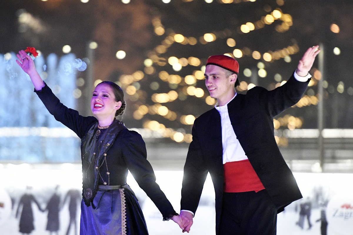 Zagreb, 081216.
Nastup splitskog kulturnoumjetnickog drustva Jedinstvo u Ledenom parku na Trgu kralja Tomislava u sklopu manifestacije Advent u Zagrebu. U sklopu dogadjaja, nastupila je umjetnicka klizacica Luce Stipanicev te pripadnici KUD Jedinstva koji su izveli stare splitske plesove na ledu i na pozornici pored.
Foto: Boris Kovacev / CROPIX