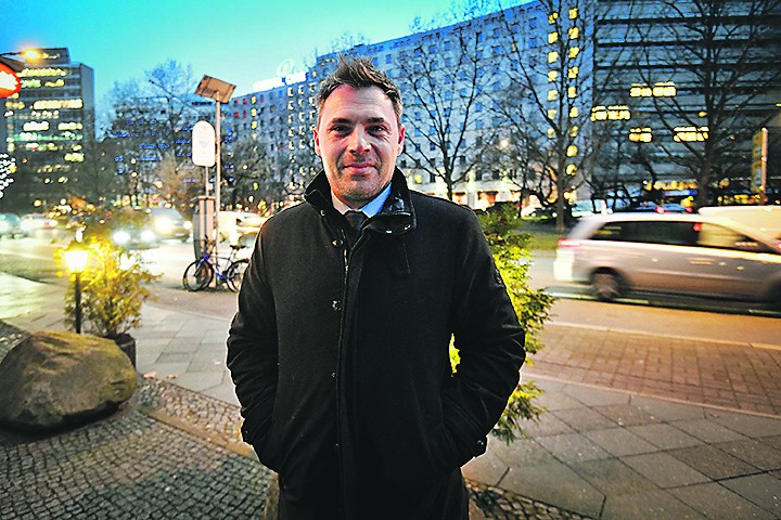 Berlin (Njemacka), 201216.Jucerasnji teroristicki napad za vrijeme kojeg je vozac kamiona uletio na bozicni sajam na mjestu Breitscheidplatz i ubio najmanje 12, a ranio 54 osobe, prvi je takav u glavnom gradu Njemacke od pocetka tzv. izbjeglicke krize.Na fotografiji: Daniel Strijelac, podrijetlom Hrvat koji je bio u neposrednoj blizini napada.Foto: Boris Kovacev / CROPIX