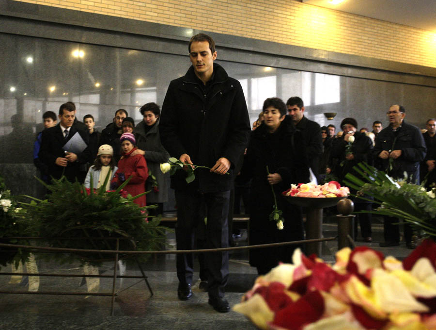 Zagreb, 251111.Krematorij.Ispracaj iznenada preminulog 22-godisnjeg bivseg gimnasticara Darija Moznika.Na slici: Posljednji pozdrav bratu Marijo Moznik.Foto: Nenad Dugi / Cropix