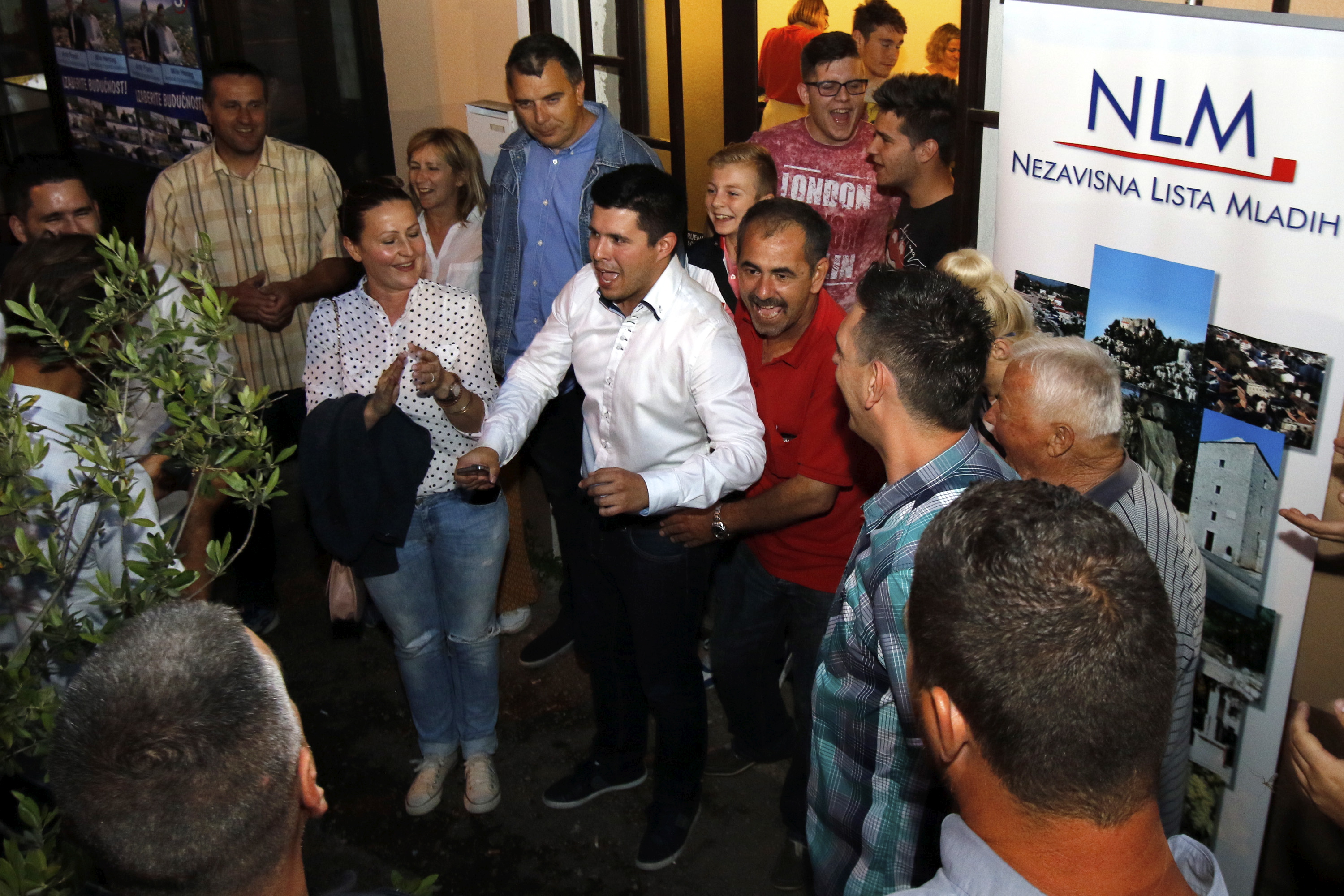 Vrgorac, 050616. Atmosfera u Vrgorcu nakon zatvaranja glasackih mjesta na kojima su gradjani treci put u zadnjih godinu dana birali gradsko vijece i gradonacelnika. Na fotografiji : Veselje ispred stozera NLM nakon nesluzbenih rezultata, koje je objavio Ante Pranic(bijela kosulja)-kandidat za gradonacelnika.Foto: Ivo Ravlic / CROPIX