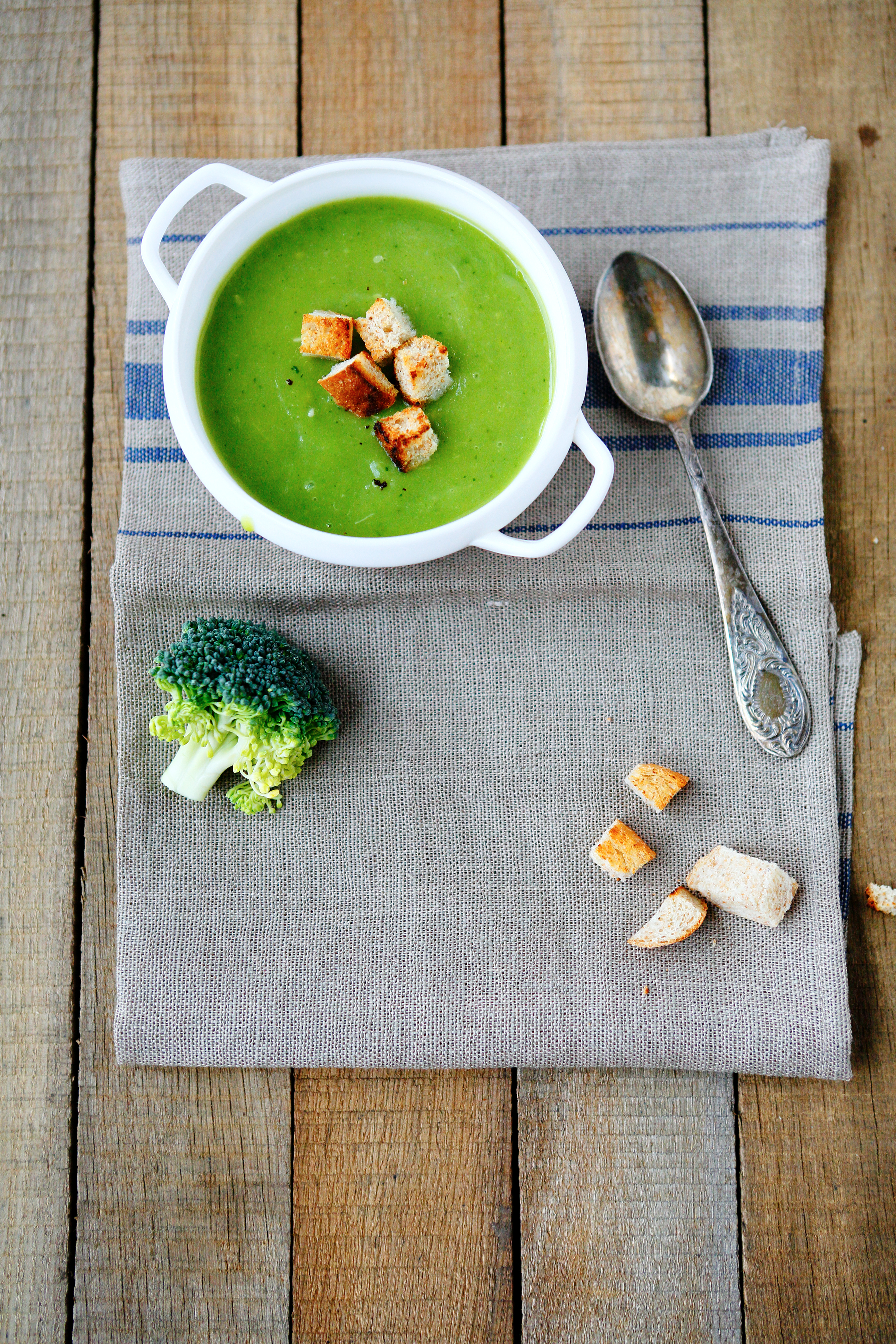 broccoli cream soup with croutons, food