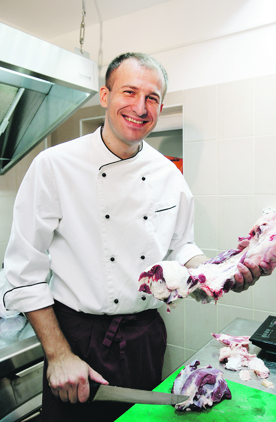 Zagreb 210911.
Kuhar Marin Medak u fazama pripreme savrsenog hamburgera.
Foto: Berislava Picek / CROPIX