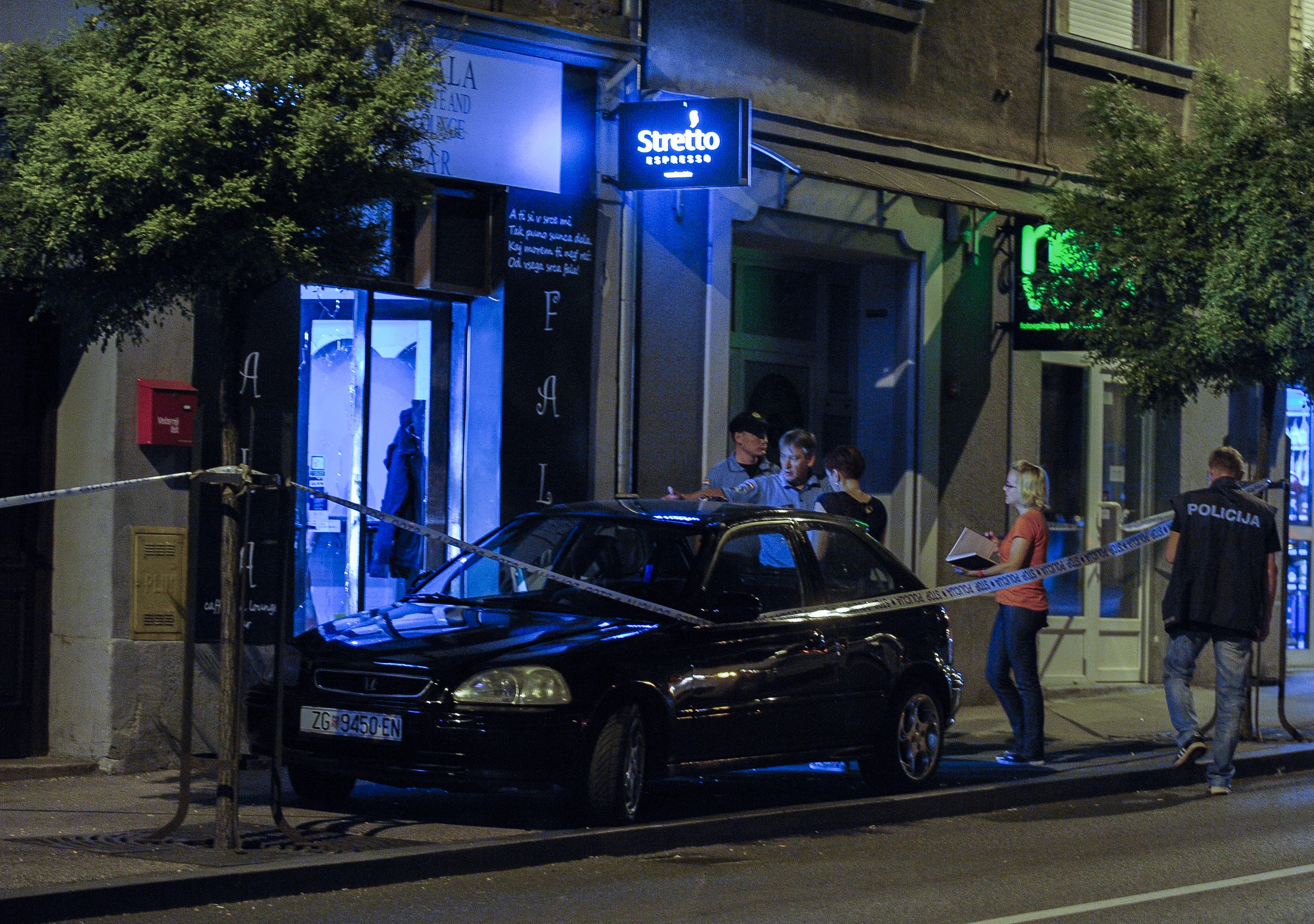 Zagreb, 210716.Ulica Dragutina Domjanica.Policijski ocevid nakon demoliranja Caffe and lounge bar Fala, prema izjavama susjeda cula su se i dva pucnja.Na fotografiji: policijski ocevid.Foto: Damir Krajac / CROPIX *** Local Caption *** 