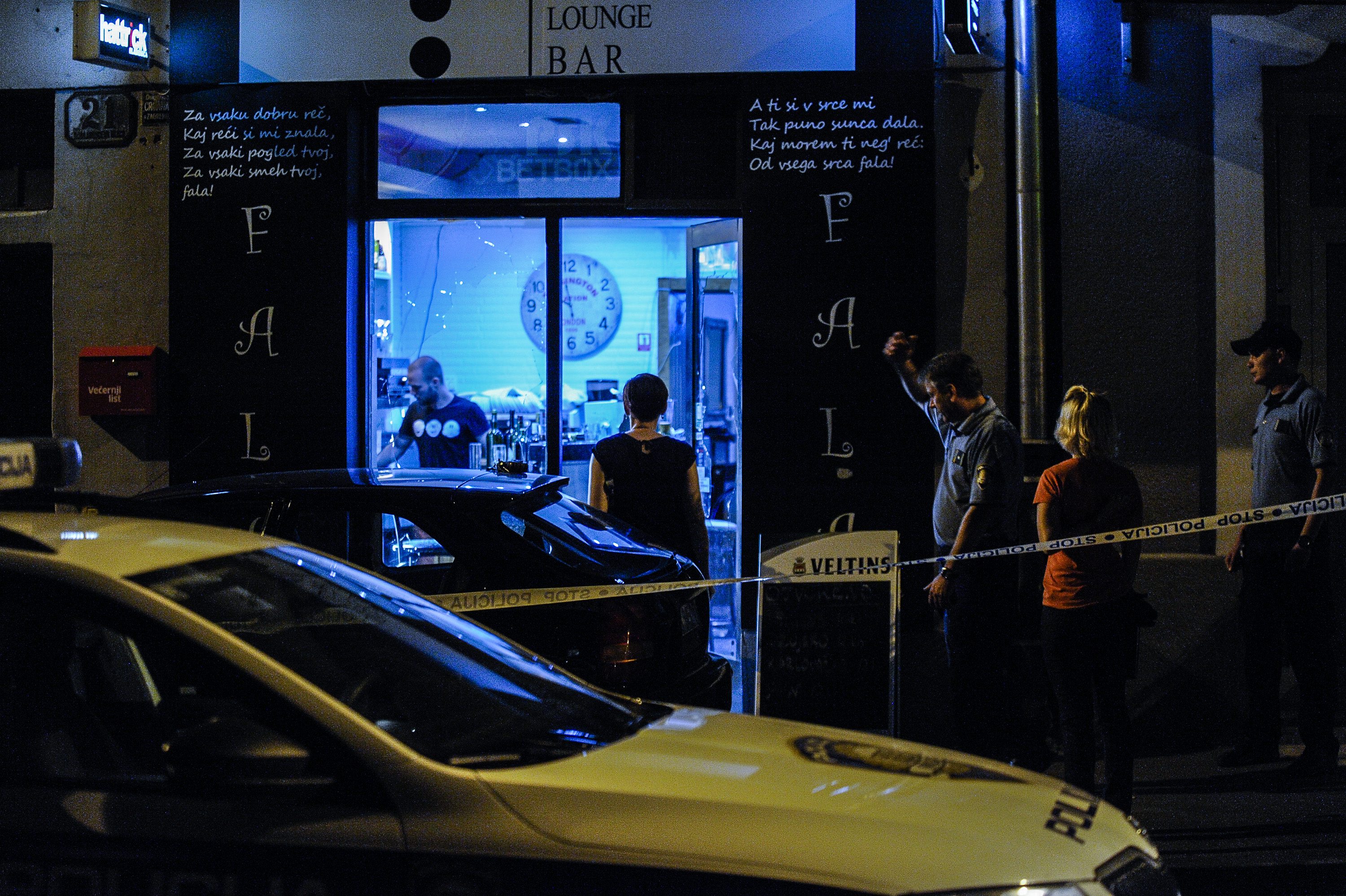 Zagreb, 210716.Ulica Dragutina Domjanica.Policijski ocevid nakon demoliranja Caffe and lounge bar Fala, prema izjavama susjeda cula su se i dva pucnja.Na fotografiji: policijski ocevid.Foto: Damir Krajac / CROPIX *** Local Caption *** 