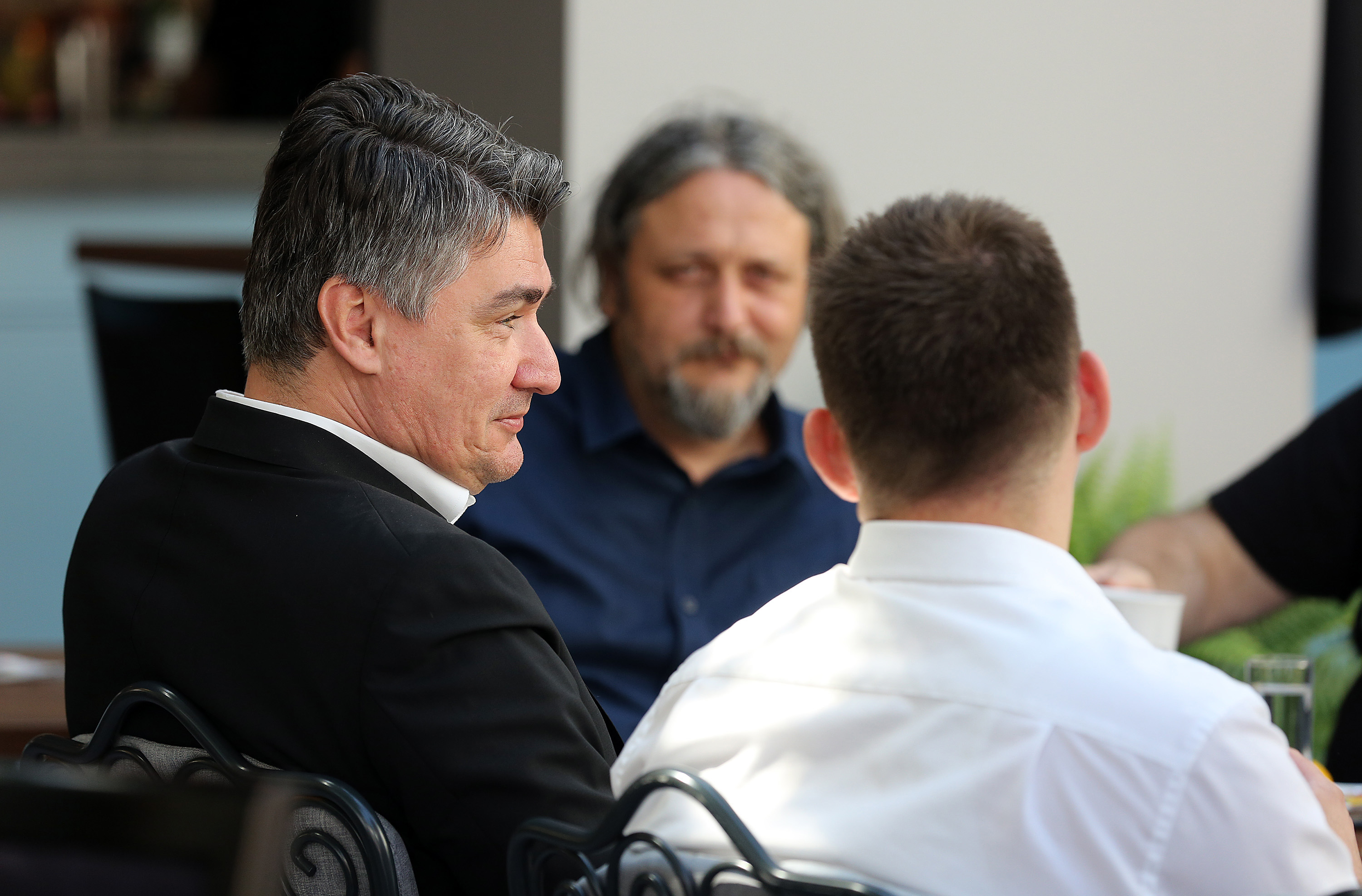 Zagreb, 240816.
Teslina 7, kafic Torte i To.
Predsjednik SDP-a Zoran Milanovic susreo se s istaknutim pripadnicima institucionalne i nezavisne kulturne scene i kreativnih industrija.
Na razgovoru su bili Marin Blazvic, intendant HNK Ivan pl. Zajc u Rijeci, Emina Visinic, ravnateljica zagrebaèkog centra za nezavisnu kulturu i mlade Pogon, Ana Husman, nagradjivana multimedijalna umjetnica i predavacica na Akademiji likovnih umjetnosti, Miso Nejasimic, direktor knjizara Jesenski i Turk i predsjednik Zajednice nakladnika i knjizra, Nenad Puhovski, redatelj, producent i direktor festivala dokumentarnog filma ZagrebDox i Slaven Tolj, multimedijalni umjetnik.
Na fotografiji: Zoran Milanovic.
Foto: Davor Pongracic / CROPIX
