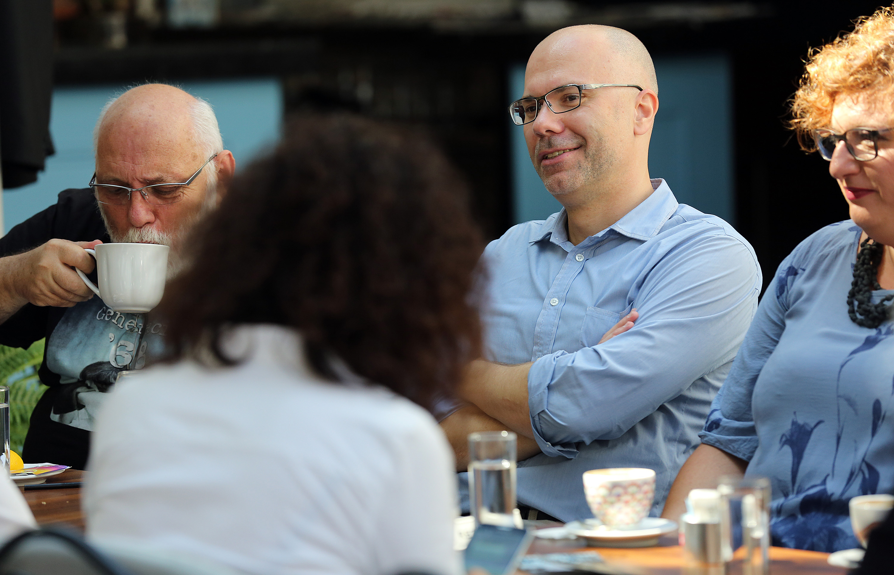 Zagreb, 240816.
Teslina 7, kafic Torte i To.
Predsjednik SDP-a Zoran Milanovic susreo se s istaknutim pripadnicima institucionalne i nezavisne kulturne scene i kreativnih industrija.
Na razgovoru su bili Marin Blazvic, intendant HNK Ivan pl. Zajc u Rijeci, Emina Visinic, ravnateljica zagrebackog centra za nezavisnu kulturu i mlade Pogon, Ana Husman, nagradjivana multimedijalna umjetnica i predavacica na Akademiji likovnih umjetnosti, Miso Nejasimic, direktor knjizara Jesenski i Turk i predsjednik Zajednice nakladnika i knjizra, Nenad Puhovski, redatelj, producent i direktor festivala dokumentarnog filma ZagrebDox i Slaven Tolj, multimedijalni umjetnik.
Na fotografiji: Nenad Puhovski, Marin Blazevic.
Foto: Davor Pongracic / CROPIX
