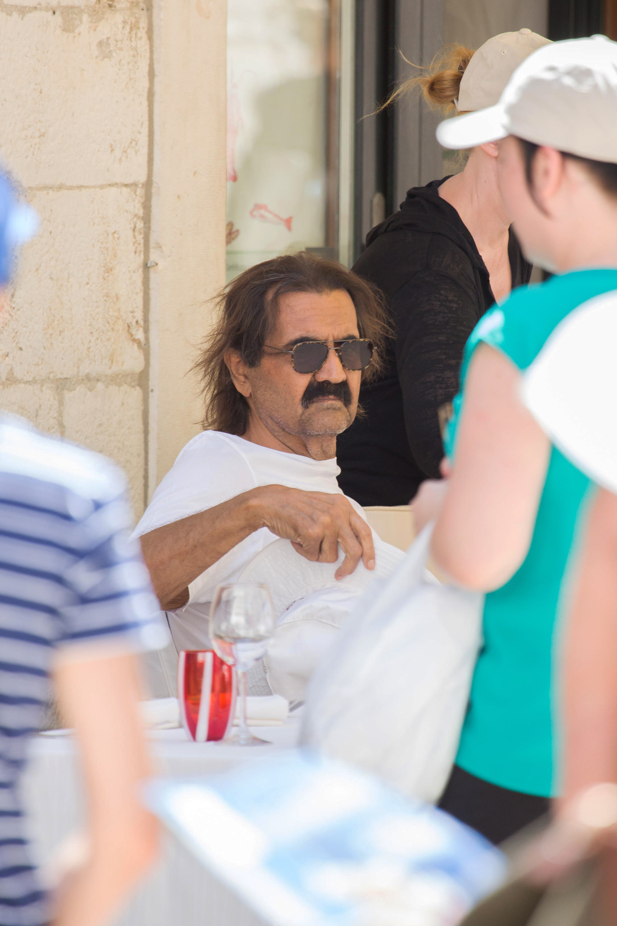 Dubrovnik, 200815.Katarski seik Hamad bin Khalifa al-Thani svojom jahtom Katara jutros je uplovio u Dubrovnik te se usidrio ispred Lokruma.  Oko podneva seik je gliserom uplovio u staru gradsku luku te krenuo u obilazak grada i na rucak u restoran Proto. Na fotgrafiji: Katarski seik Hamad bin Khalifa al-Thani.Foto: Niksa Duper / CROPIX