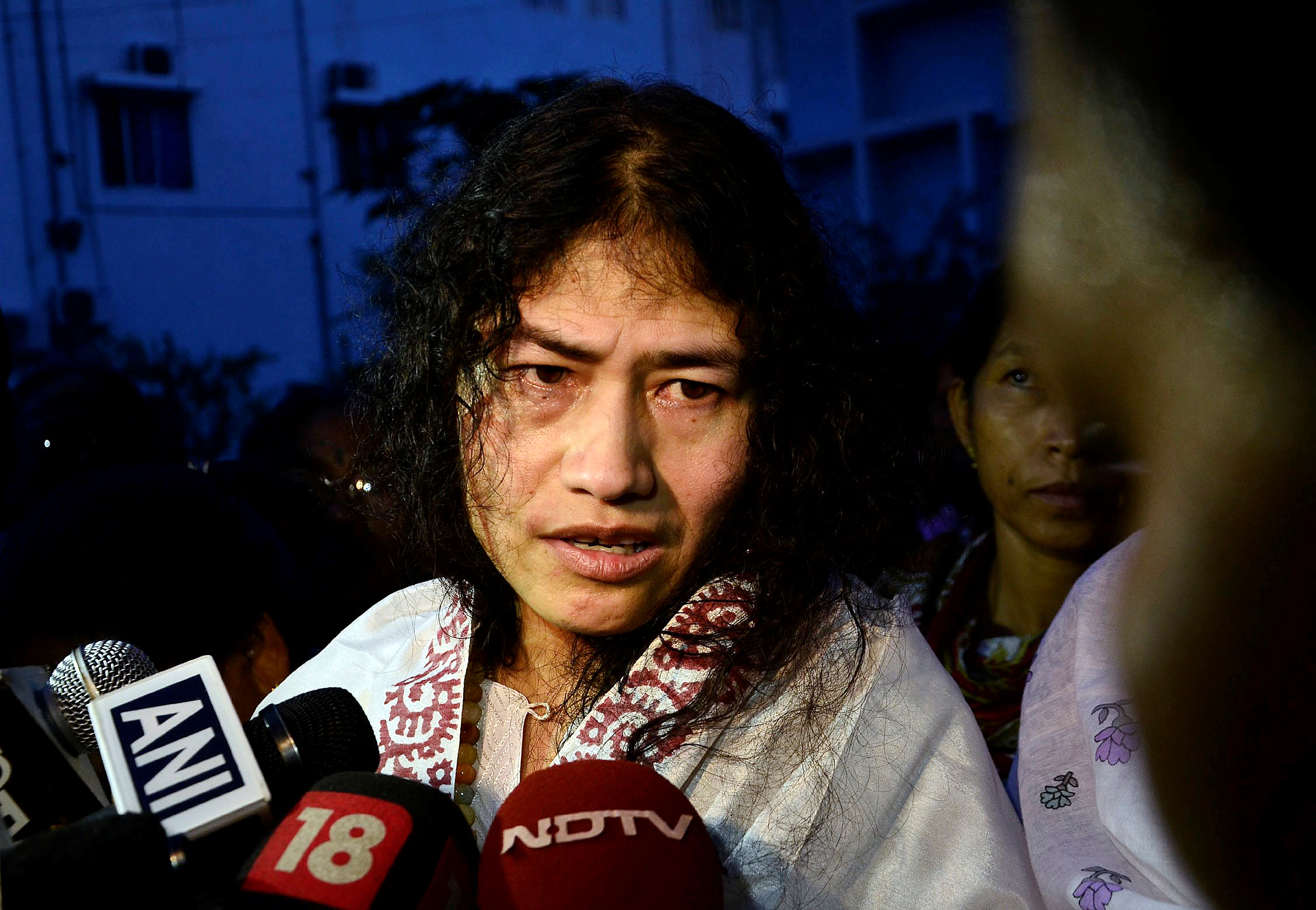 Indian human rights activist Irom Sharmila speaks to the media outside a prison hospital in the northeastern city of Imphal, India, August 20, 2014. REUTERS/Stringer/File Photo - RTSJRHU