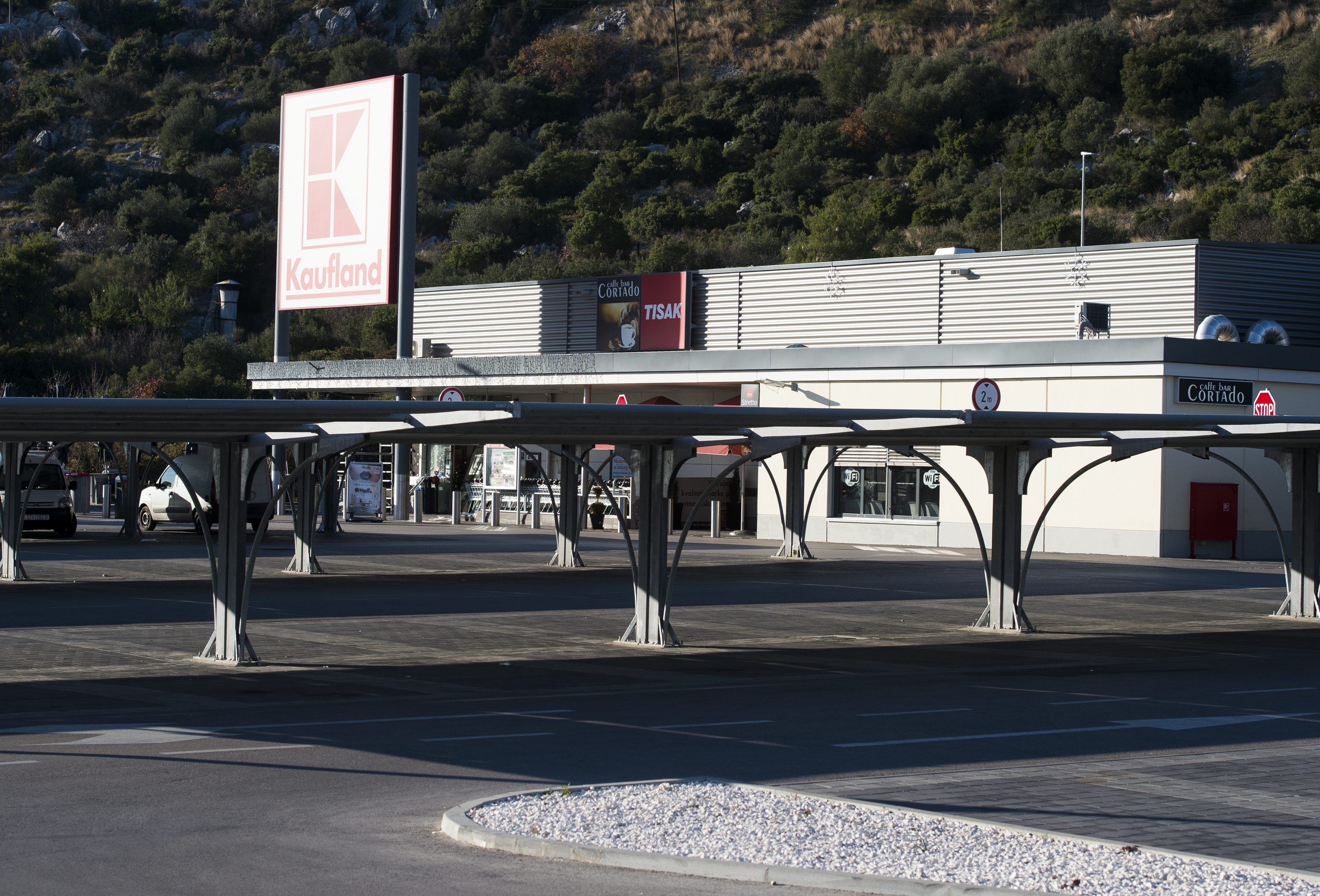 Trogir, 010117.U novogodisnjoj noci ekspolzivom je raznesen ulaz u trgovacki centar Kaufland i tom prilikom je razvaljen bankomat. Foto: Tom Dubravec / CROPIX