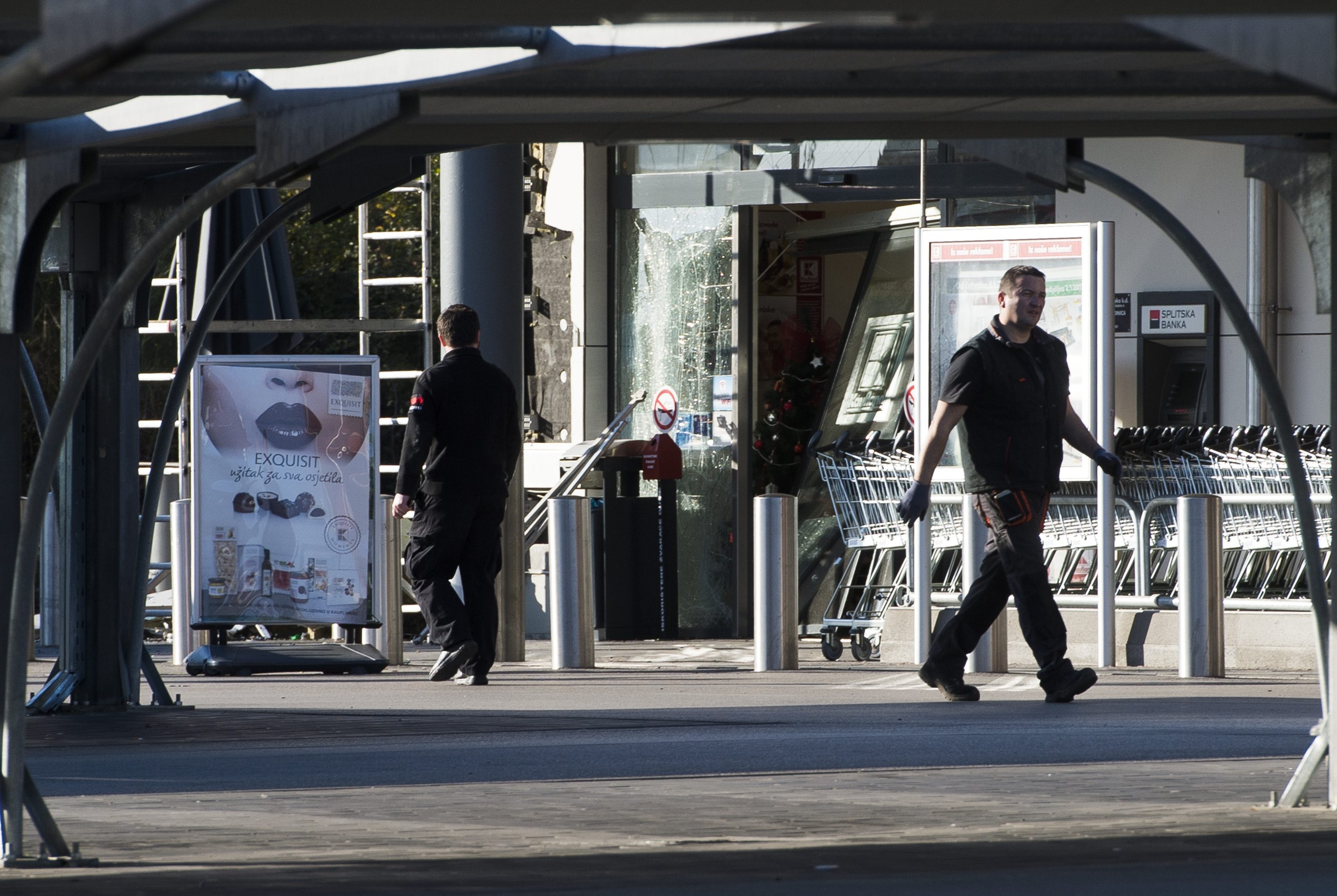 Trogir, 010117.U novogodisnjoj noci ekspolzivom je raznesen ulaz u trgovacki centar Kaufland i tom prilikom je razvaljen bankomat. Foto: Tom Dubravec / CROPIX