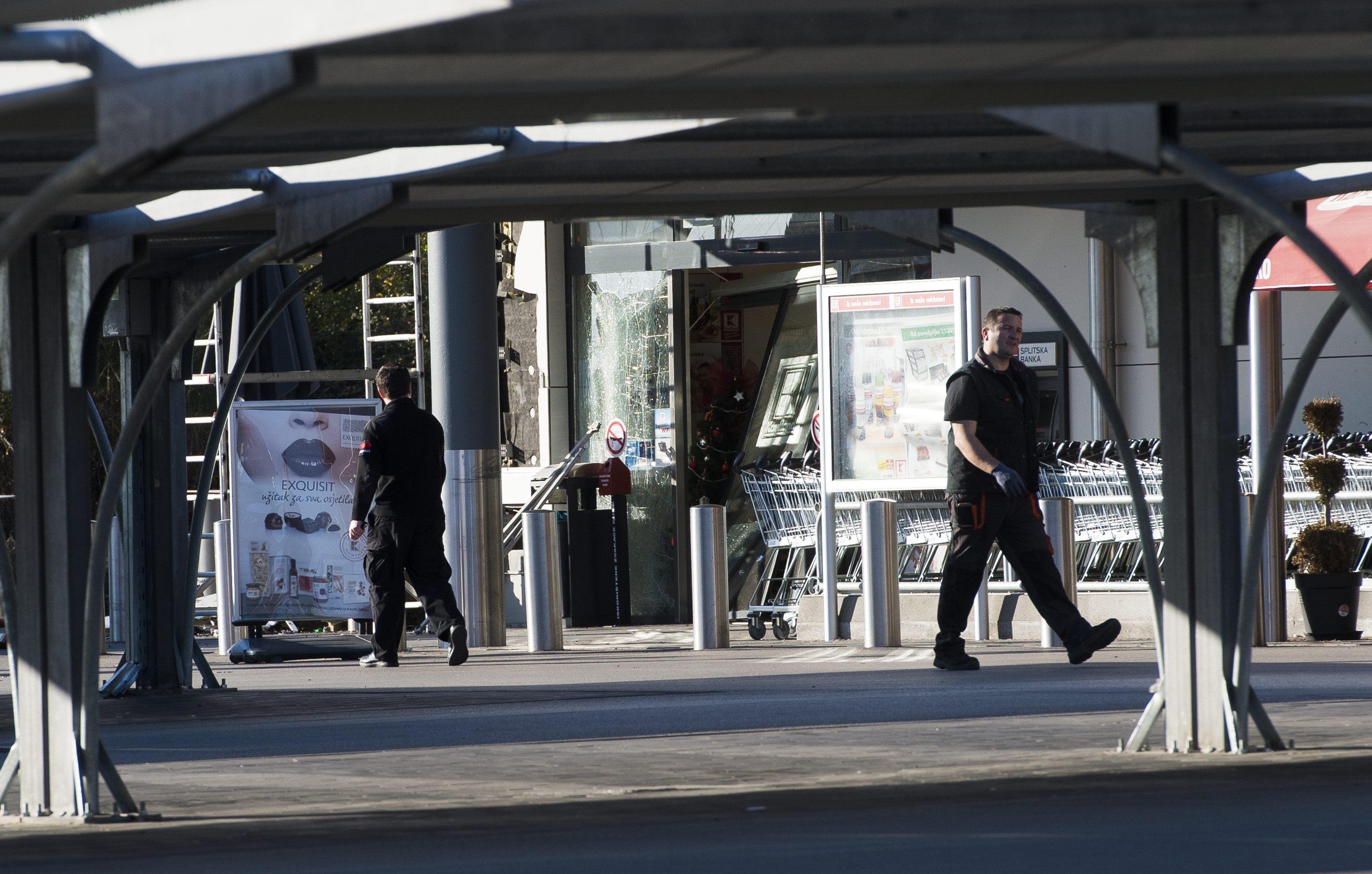 Trogir, 010117.U novogodisnjoj noci ekspolzivom je raznesen ulaz u trgovacki centar Kaufland i tom prilikom je razvaljen bankomat. Foto: Tom Dubravec / CROPIX