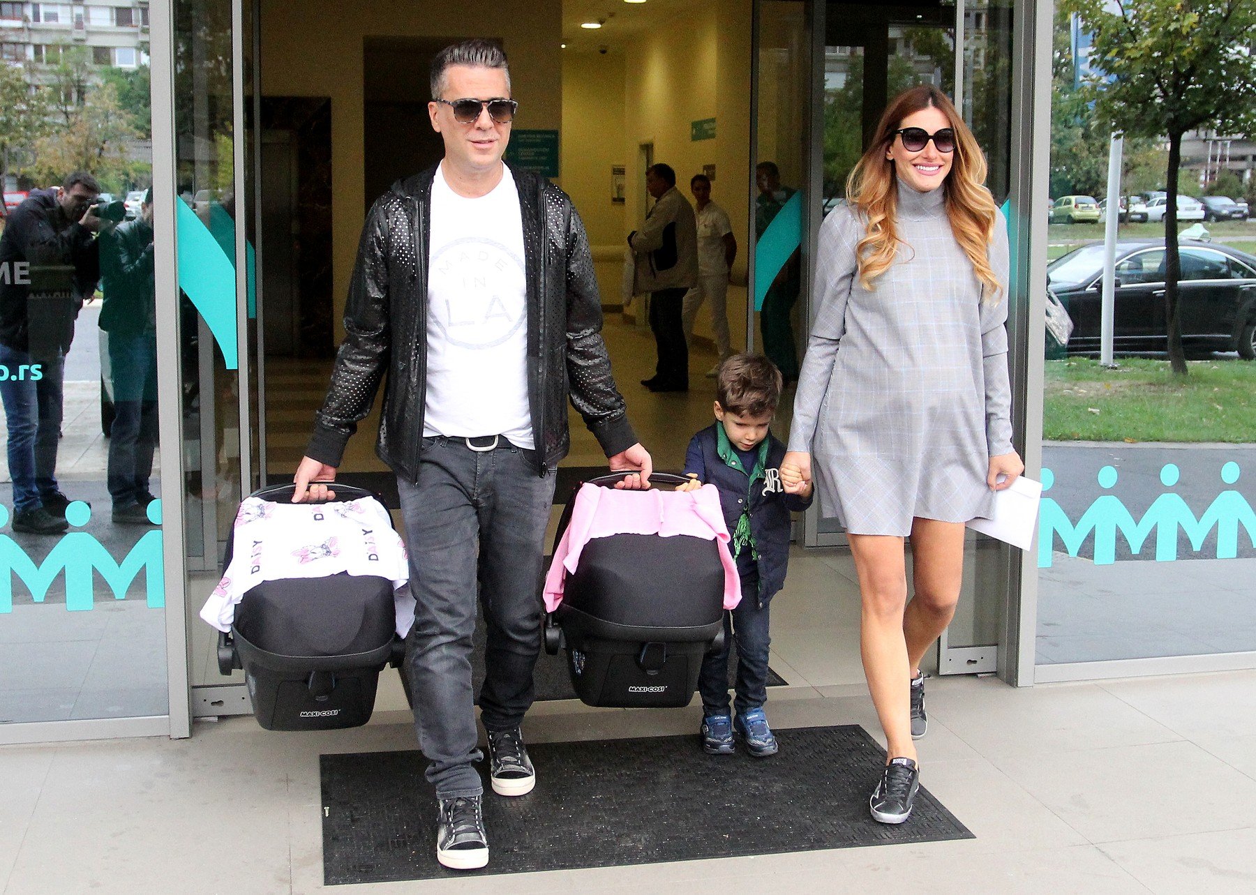 06, October, 2017, Belgrade - Jovana Joksimovic's exit from the maternity ward after the birth of the twin Ana and Srna. Zeljko Joksimovic, Jovana Joskimovic with Ana and Srna. Photo: Antonio Ahel/ATAImages.

06, oktobar, 2017, Beograd - Izlazak Jovane Joksimovic iz porodilista posle porodjaja blizanakinja Ane i Srna. Foto: Antonio Ahel/ATAImages., Image: 352065464, License: Rights-managed, Restrictions: , Model Release: no, Credit line: Profimedia, ATA Images Editorial