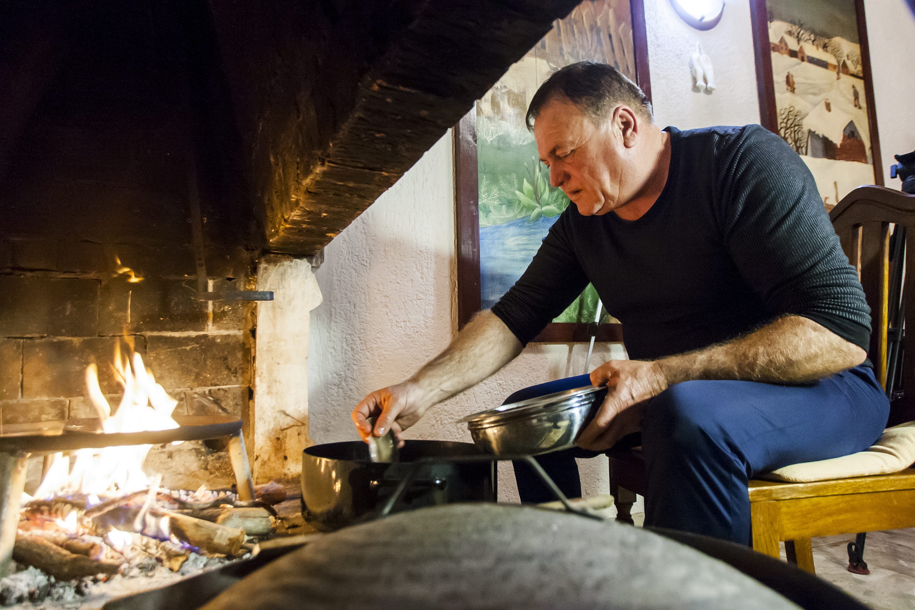 Klobuk, 171117.
Priprema brodeta od jegulja .
Na fotografiji: priprema brodeta od jegulja.
Foto: Tomislav Kristo / CROPIX