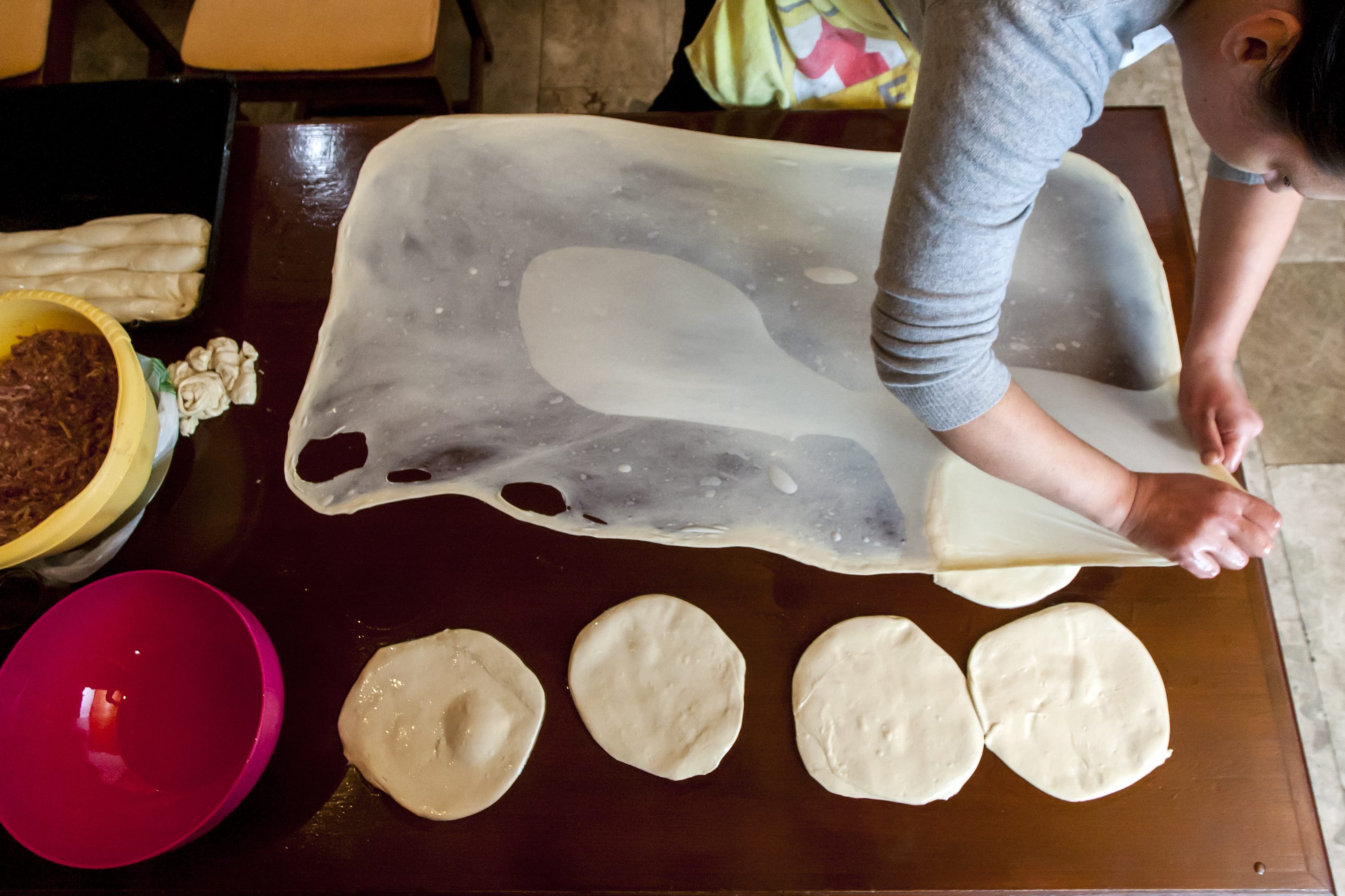 Klobuk, Ljubuski, 191117.
Priprema rucka kod obitelji Culjak.
Na fotografiji: priprema bureka.
Foto: Tomislav Kristo / CROPIX