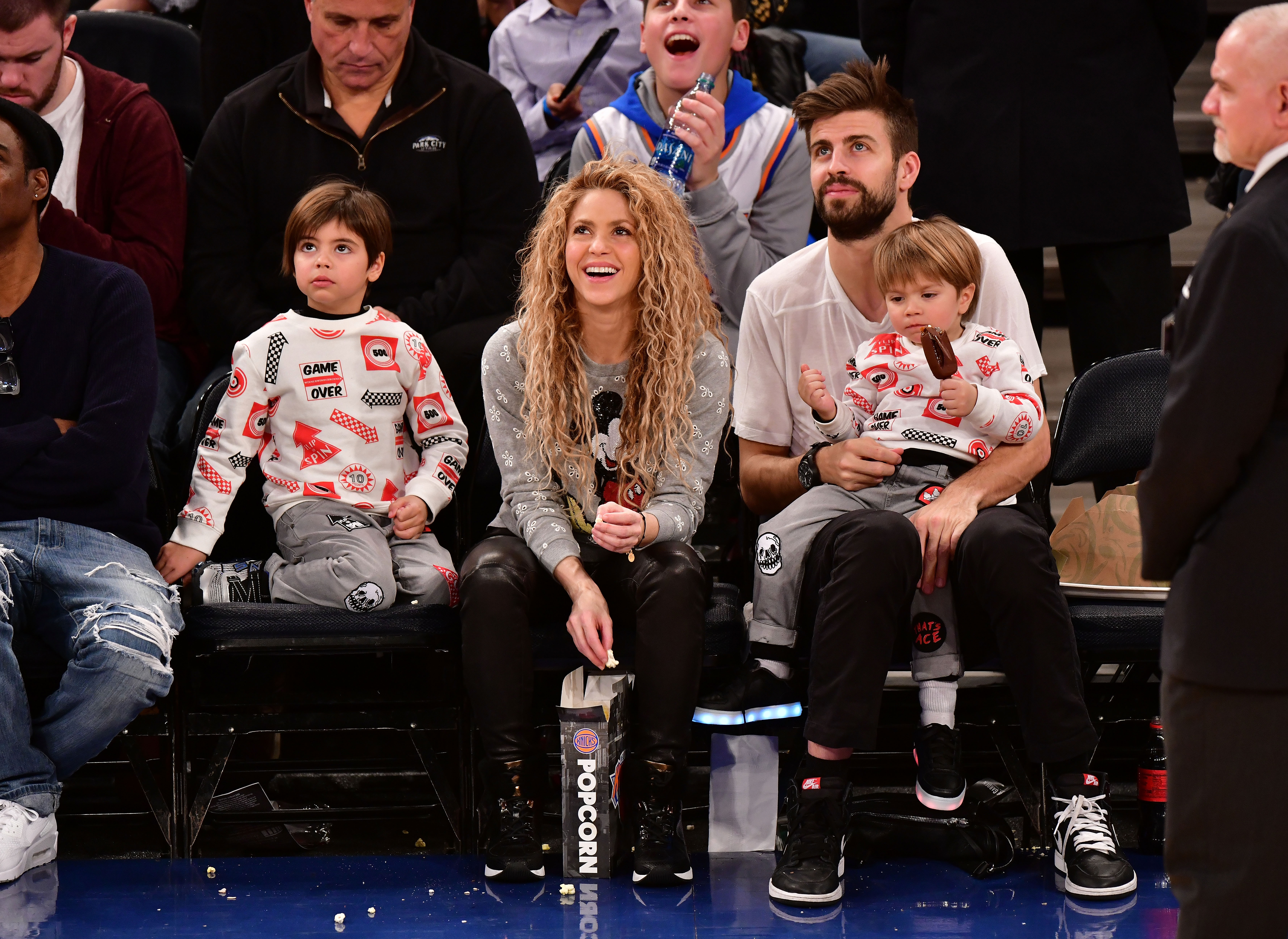 NEW YORK, NY - DECEMBER 25: Milan Pique Mebarak, Shakira, Sasha Pique Mebarak and Gerard Pique attend the New York Knicks Vs Philadelphia 76ers game at Madison Square Garden on December 25, 2017 in New York City. (Photo by James Devaney/Getty Images)