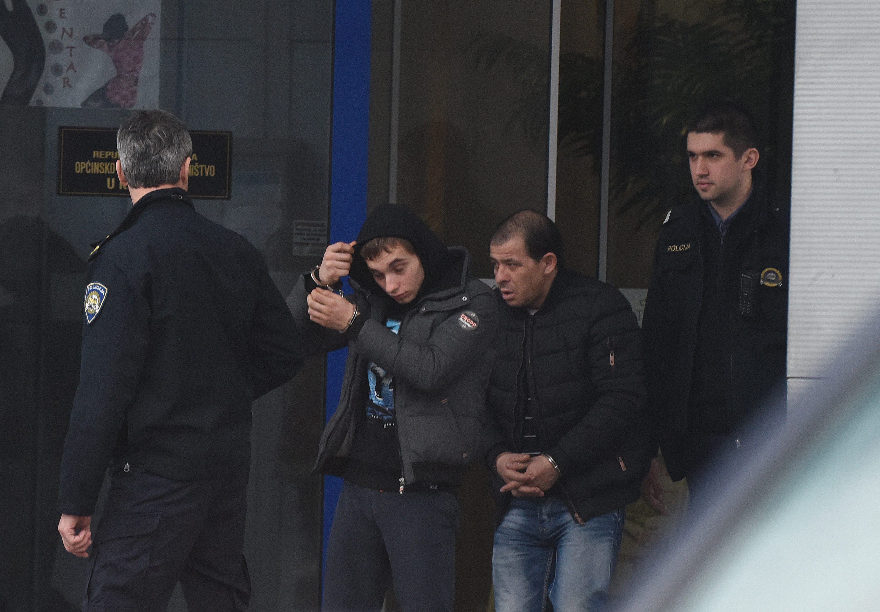 Karlovac, 090217.Privodjenje dvojice osumnjicenih za tesko premlacivanje mladog azilanta iz Iraka. Privedeni su na Opcinsko drzavno odvjetnistvo u Karlovcu.Na fotografiji: Privodjenje osumnjicenih.Foto: Robert Fajt / CROPIX