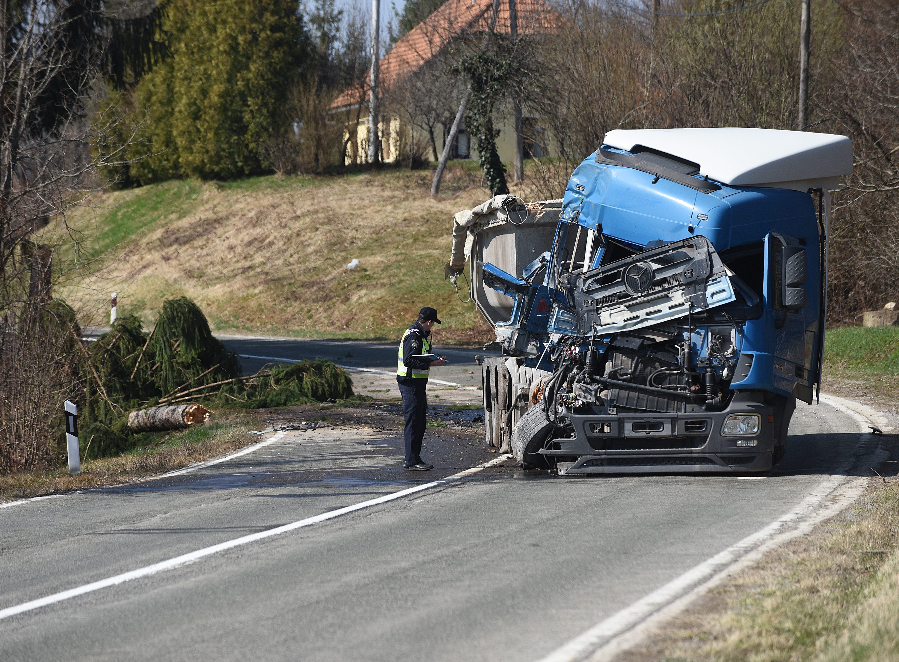 Karlovac, 130317.Oko 10,30 sati na drzavnoj cesti DC-3 u mjestu Glavica 25 Km jugozapadno od Karlovca teretno vozilo je sletjelo s ceste i udarilo u stablo. Vozac je ozlijedjenj a promet je obustavljen i i odvija se obilazno.Foto: Robert Fajt / CROPIX