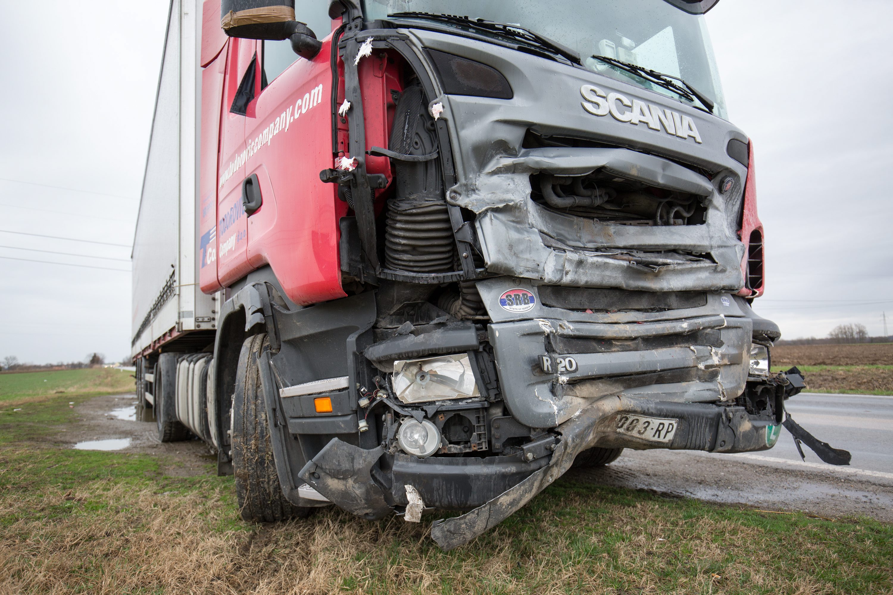 Vukovar, Brsadin, 060317. U prometnoj nesreci koja se dogodila sinoc oko 22 sata nedaleko od mjesta Brsadin kod Vukovara u sudaru kamiona i osobnog automobila poginule su tri osobe.Na fotografiji: kamion Scania srpskih registracija koji j esudjelovao u prometnoj nesreci nedaleko od Brsadina.Kamion j eodvezen kilometar-dva od mjesta nesrece. Foto: Vlado Kos / Cropix