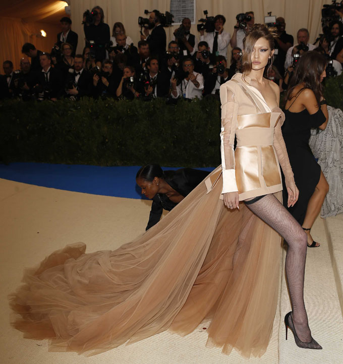 Metropolitan Museum of Art Costume Institute Gala - Rei Kawakubo/Comme des Garcons: Art of the In-Between - Arrivals - New York City, U.S. - 01/05/17 - Gigi Hadid. REUTERS/Carlo Allegri