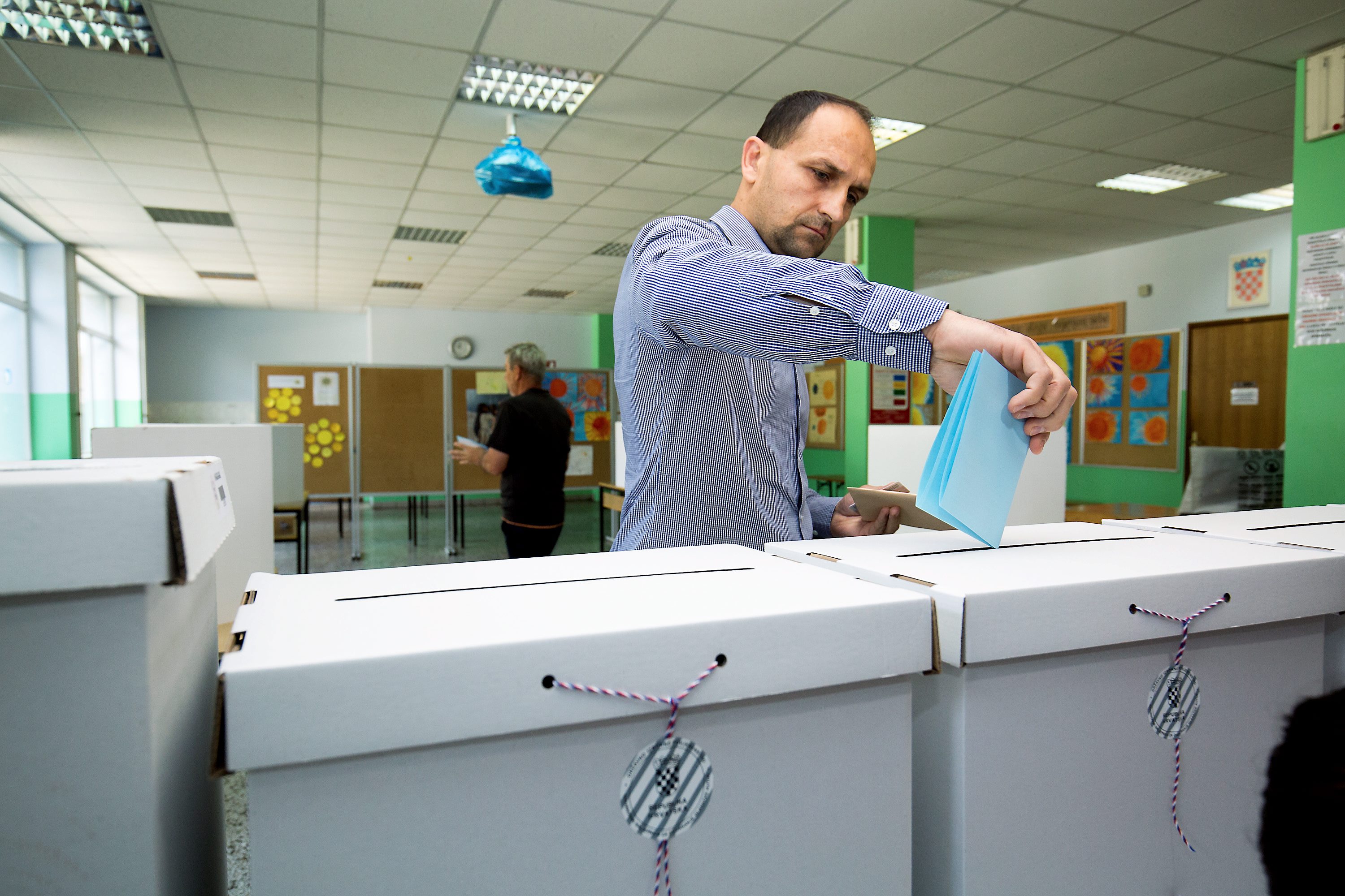 Antunovac, Osijek, 210517.
Lokalni izbori 2017.
Biracko mjesto OS Antunovac.
Ivan Anusic kandidat HDZ-a za zupana Osjecko-baranjske glasovao je u 10 sati.
Na fotografji: Ivan Anusic na glasovanju.
Foto: Vlado Kos / CROPIX