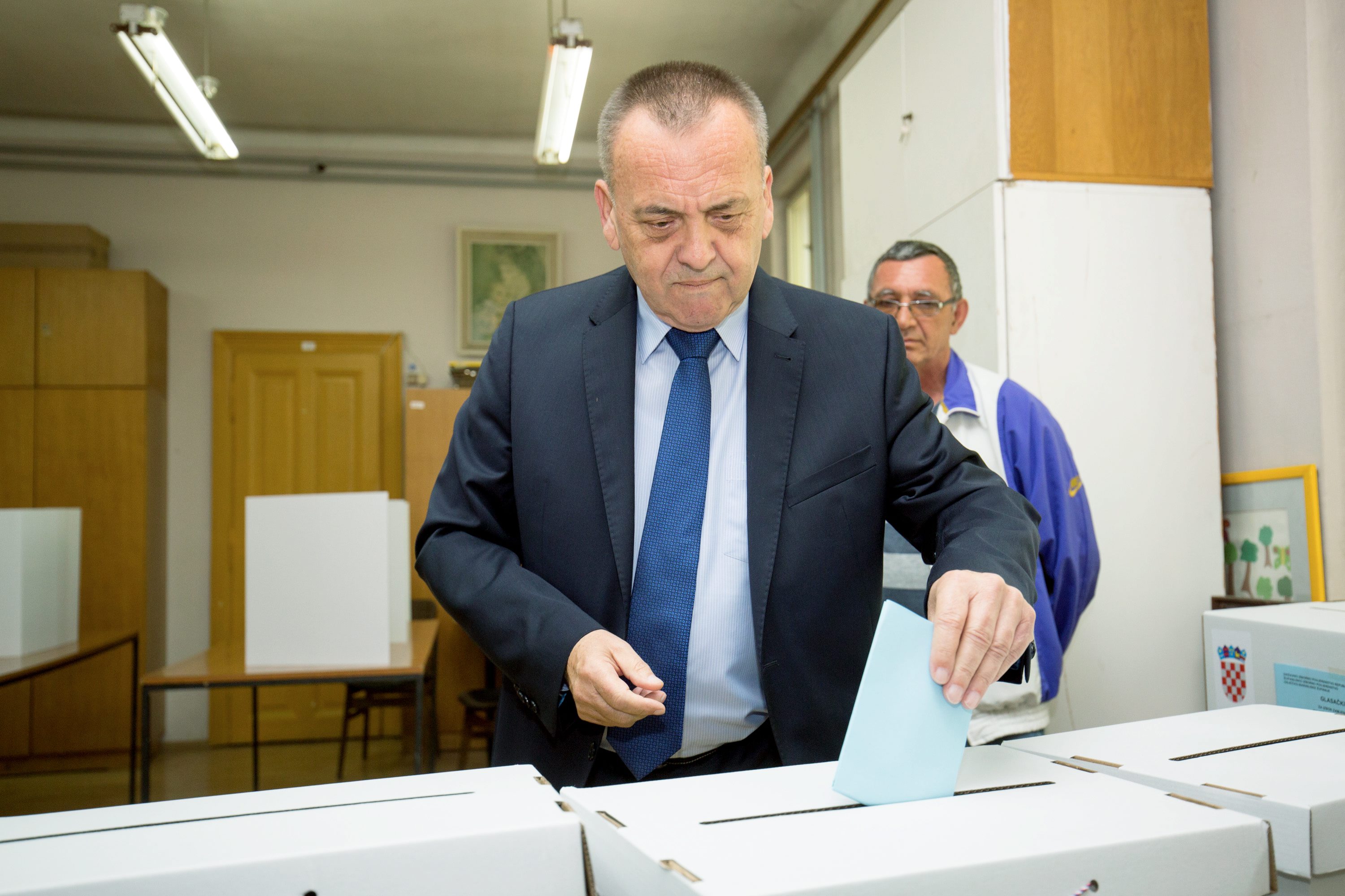 Osijek, 210517.
Lokalni izbori 2017.
Biracko mjesto GC Tvrdja.
Aktualni gradonacelnik Ivan Vrkic glasovao je na lokalnim izborima u 9 sati.
Na fotografji: Ivan Vrkic na glasovanju.
Foto: Vlado Kos / CROPIX