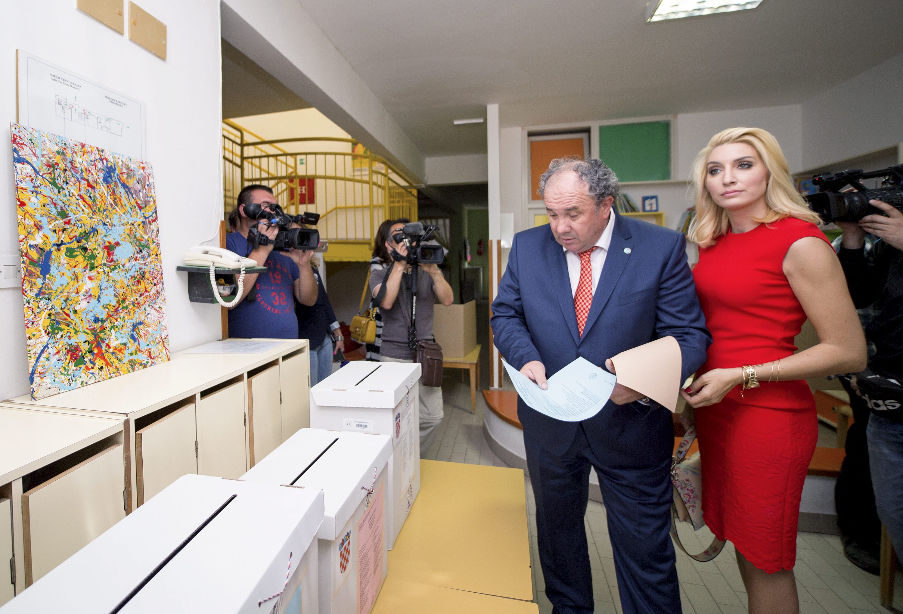 Split, 210517.
Lokalni izbori 2017.
Djecji vrtic Kastelet.
Tocno u 09,30 sati sa suprugom Fani i djecom Zeljko Kerum, kandidat za gradonacelnika Splita stranke HGS, stigao je na glasacko mjesto i obavio svoju gradjansku duznost.
Na fotografiji: Zeljko i Fani Kerum.
Foto: Vladimir Dugandzic / CROPIX