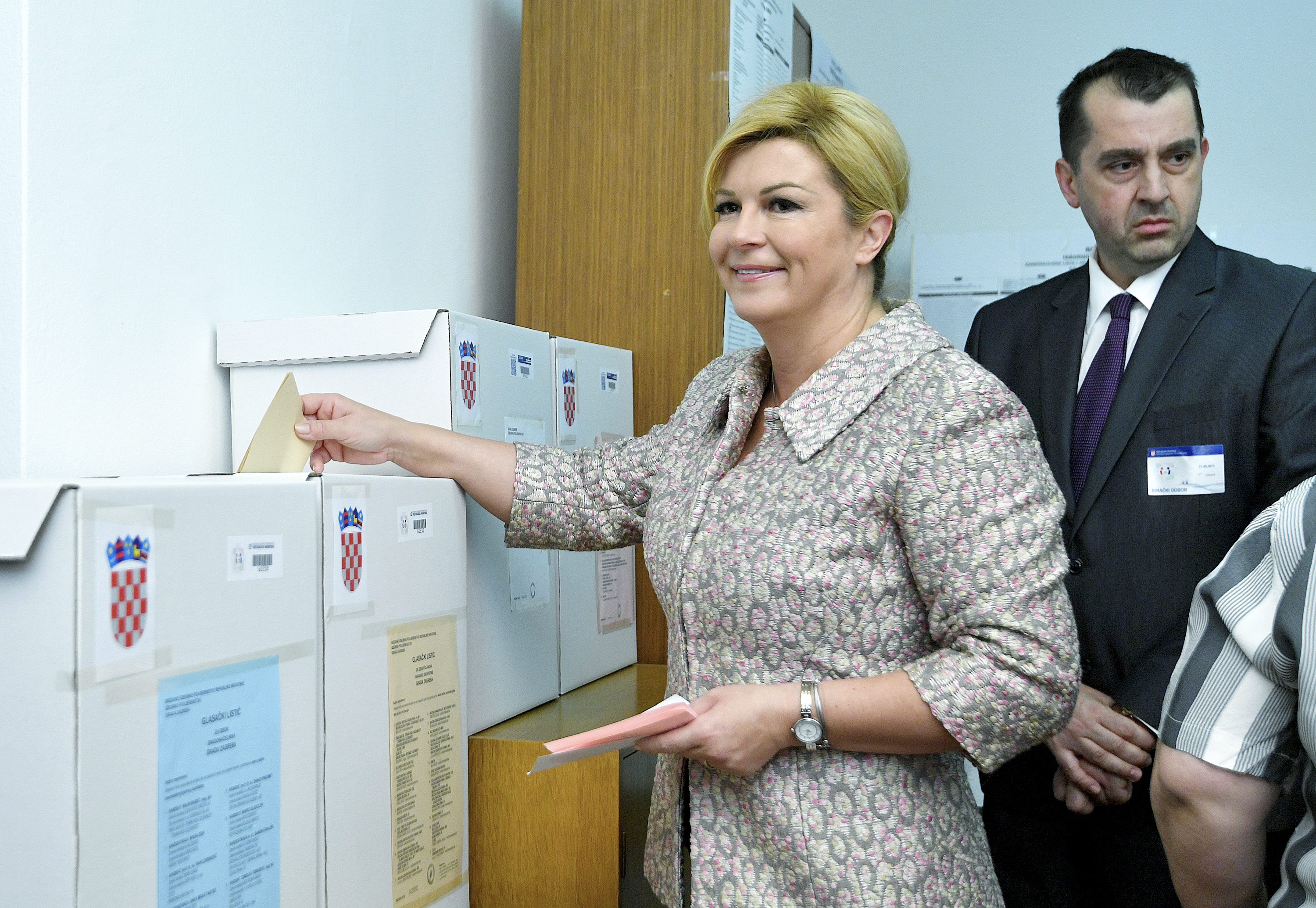 Zagreb, 210517.
Lokalni izbori 2017.
Antuna Bauera 21, biracko mjesto Nadbiskup Antun Bauer.
Predsjednica Republike Hrvatske Kolinda Grabar Kitarovic u drustvu supruga Jakova izasla na glasovanje.
Na fotografiji: Kolinda Grabar Kitarovic.
Foto: Ronald Gorsic / CROPIX