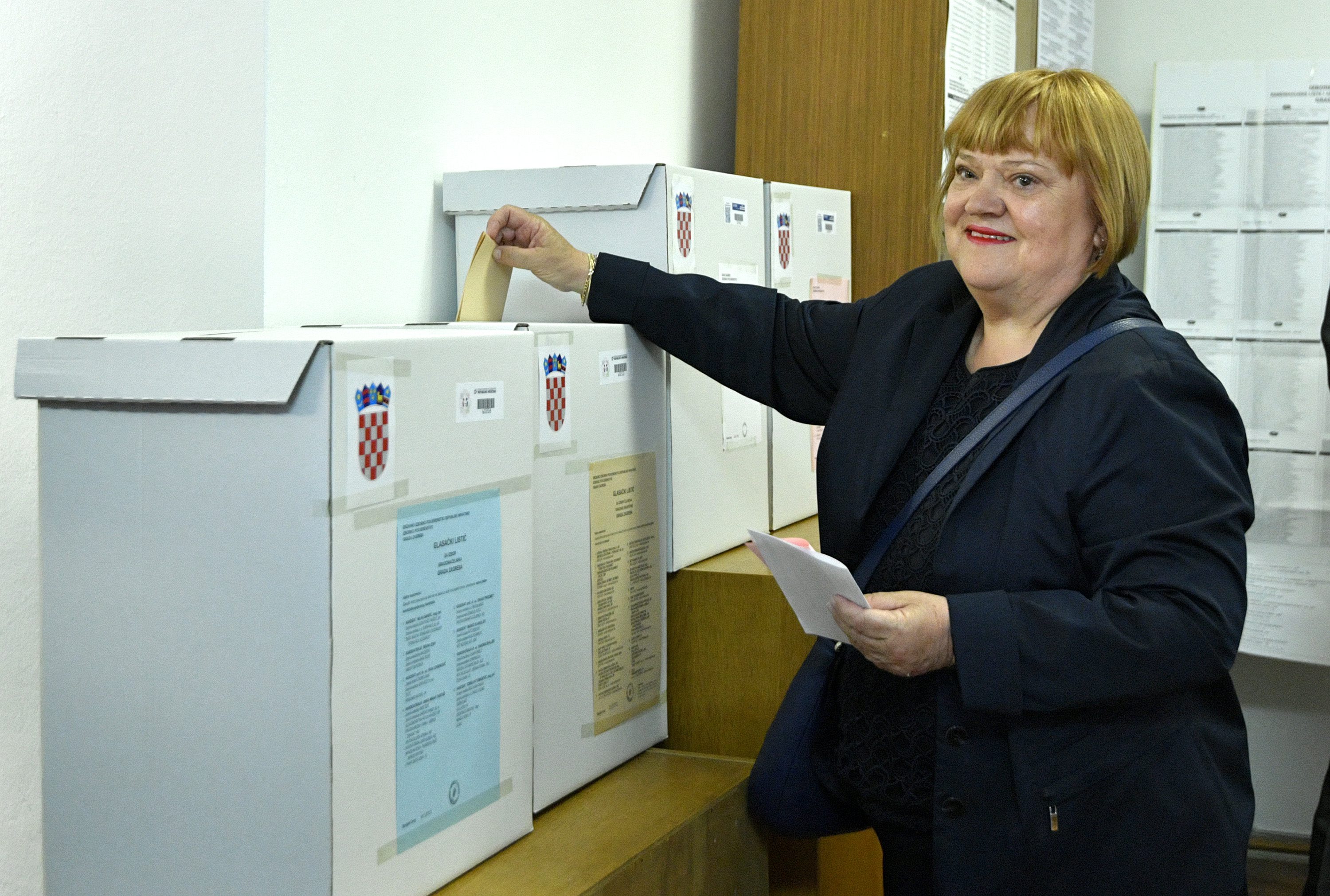 Zagreb, 210517.
Lokalni izbori 2017.
Antuna Bauera 21, Biracko mjesto Nadbiskup Antun Bauer.
Kandidatkinja za gradonacelnicu Grada Zagreba Anka Mrak Taritas izasla na glasovanje.
Na fotografiji: Anka Mrak Taritas.
Foto: Ronald Gorsic / CROPIX