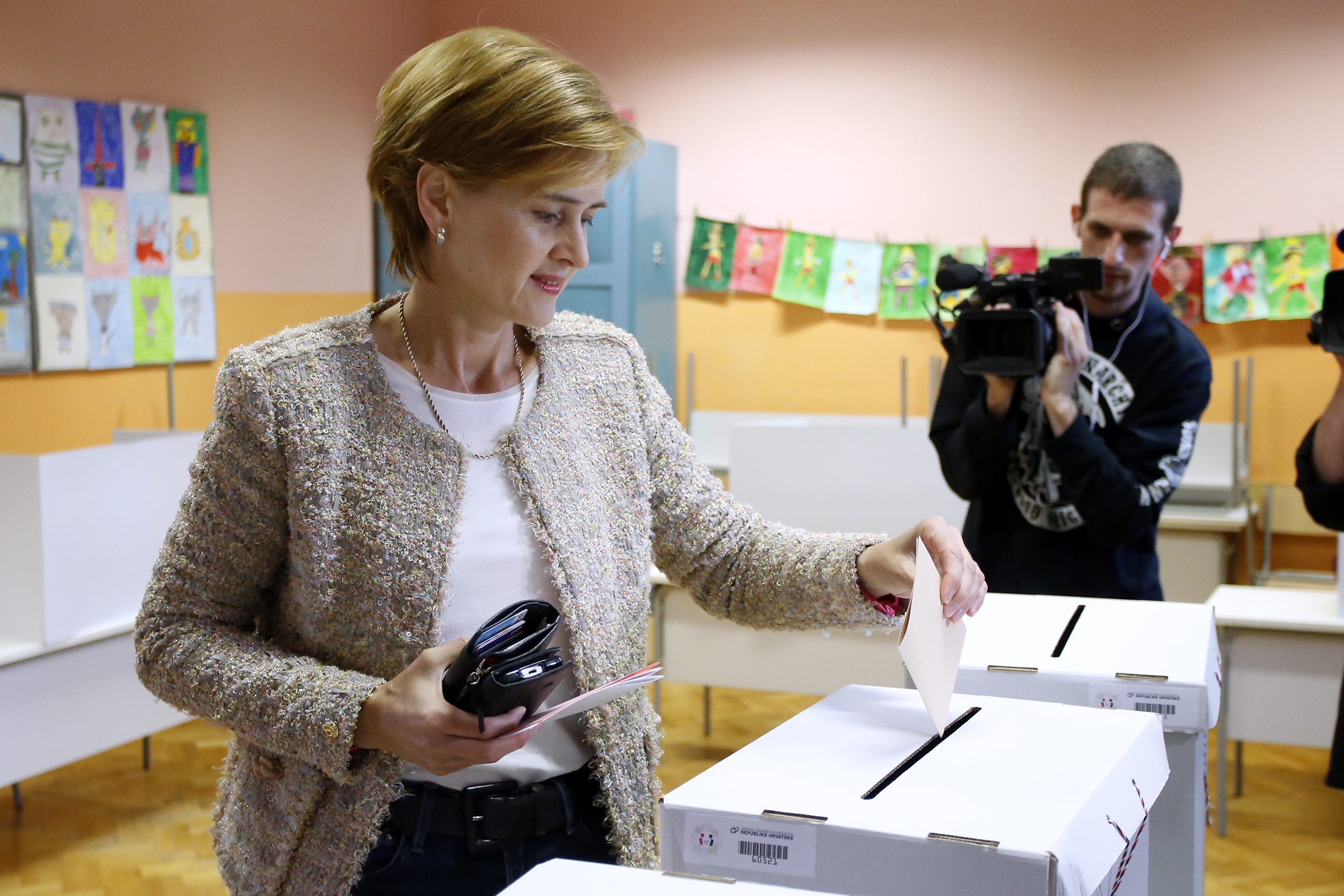 Zagreb, 210517.
Lokalni izbori 2017.
Biracko mjesto u OS Marin Drzic.
Nezavisna kandidatkinja za gradonacelnicu Zagreba Sandra Svaljek izasla na glasovanje.
Na fotografiji: Sandra Svaljek.
Foto: Marko Todorov / CROPIX