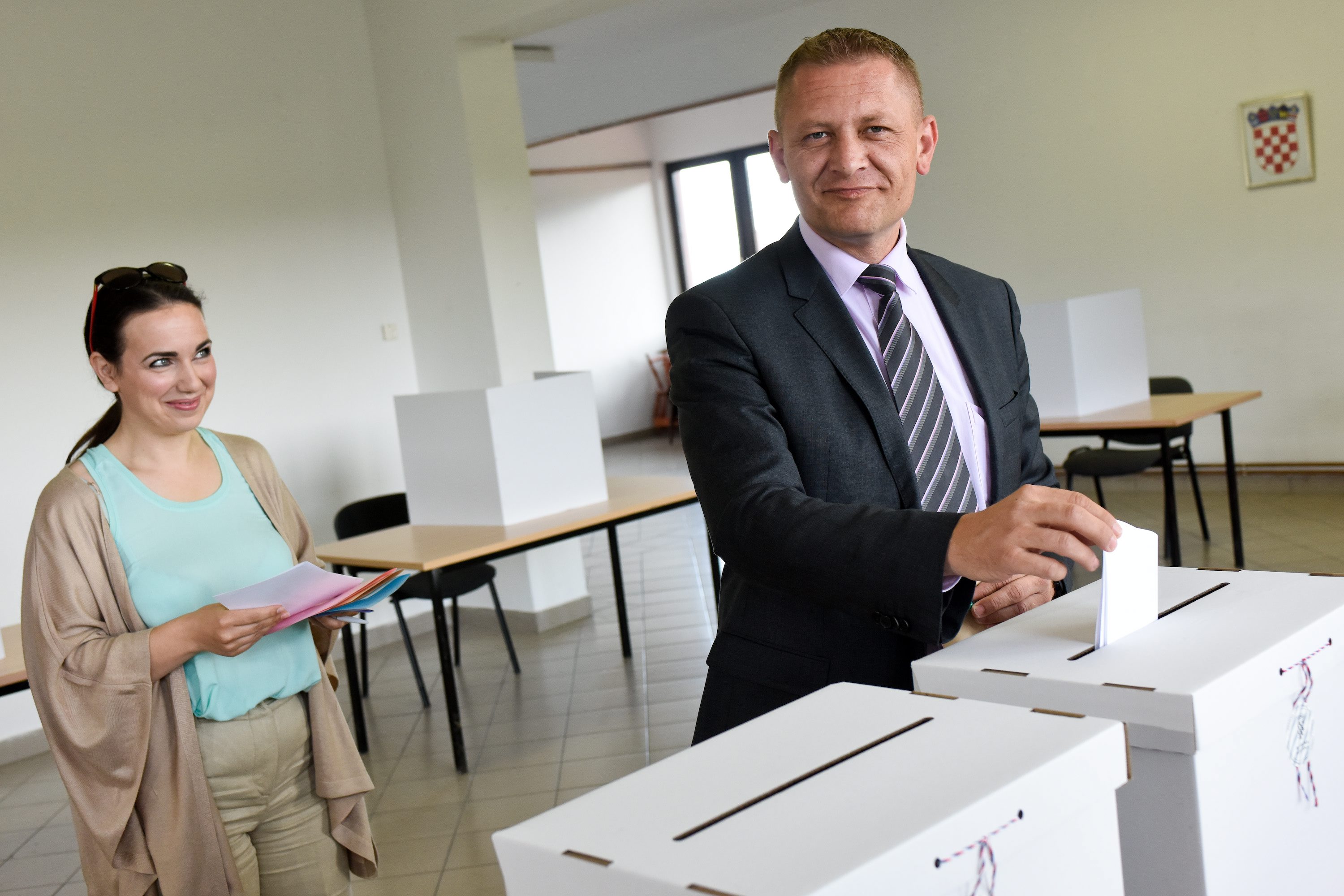 Samobor, Kladje, 200517.
Lokalni izbori 2017.
Mirnovecka bb.
Predsjednik HSS-a Kreso Beljak u drustvu supruge Nikoline glasovao na lokalnim izborima.
Foto: Darko Tomas / CROPIX