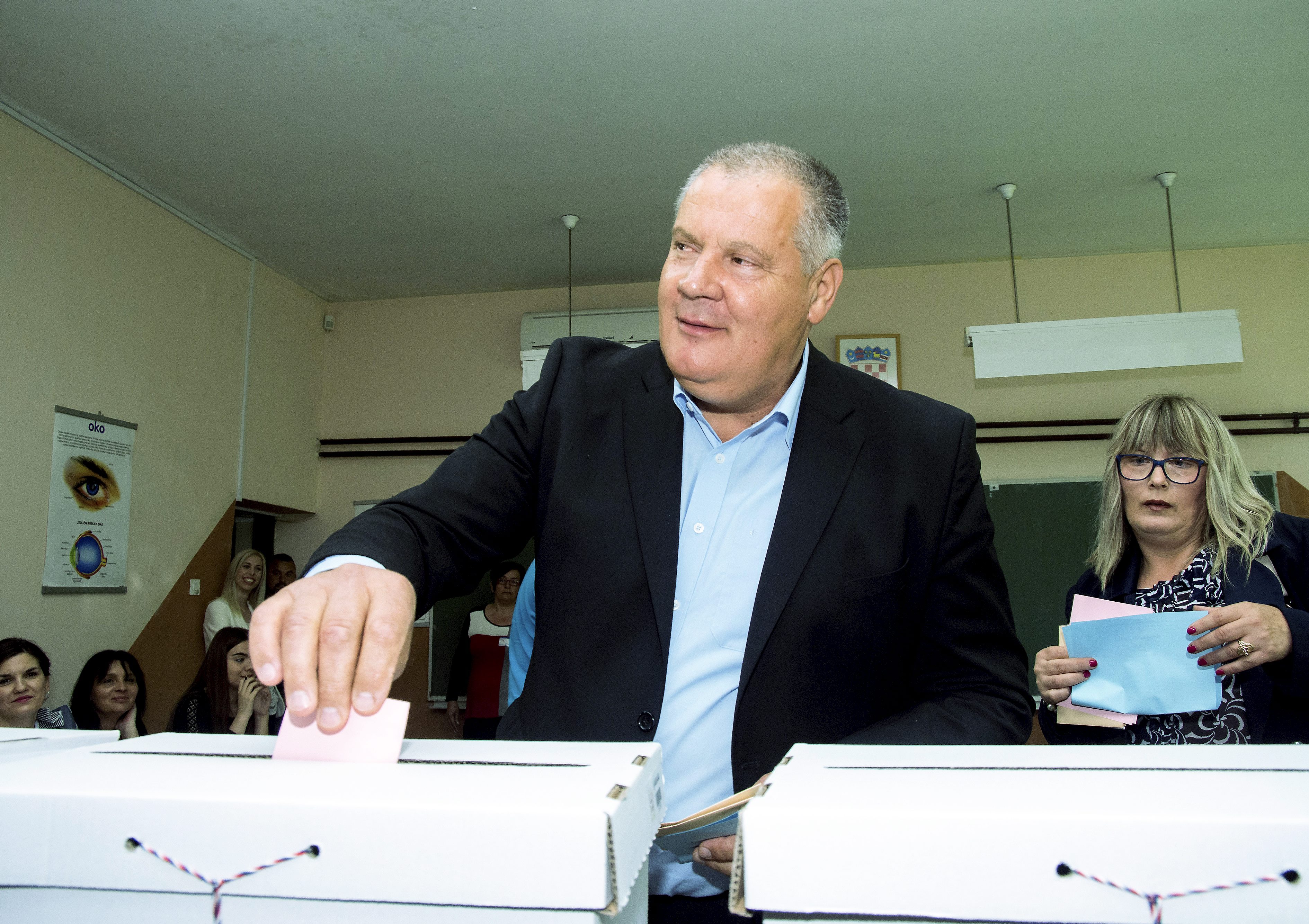 Metkovic, 210517.
Lokalni izbori 2017.
Stipe Gabric Jambo, kandidat HSS-a za gradonacelnika stigao biciklom na glasovanje na lokalne izbore.
Na fotografiji: Stipe Gabric Jambo.
Foto: Denis Jerkovic / Cropix