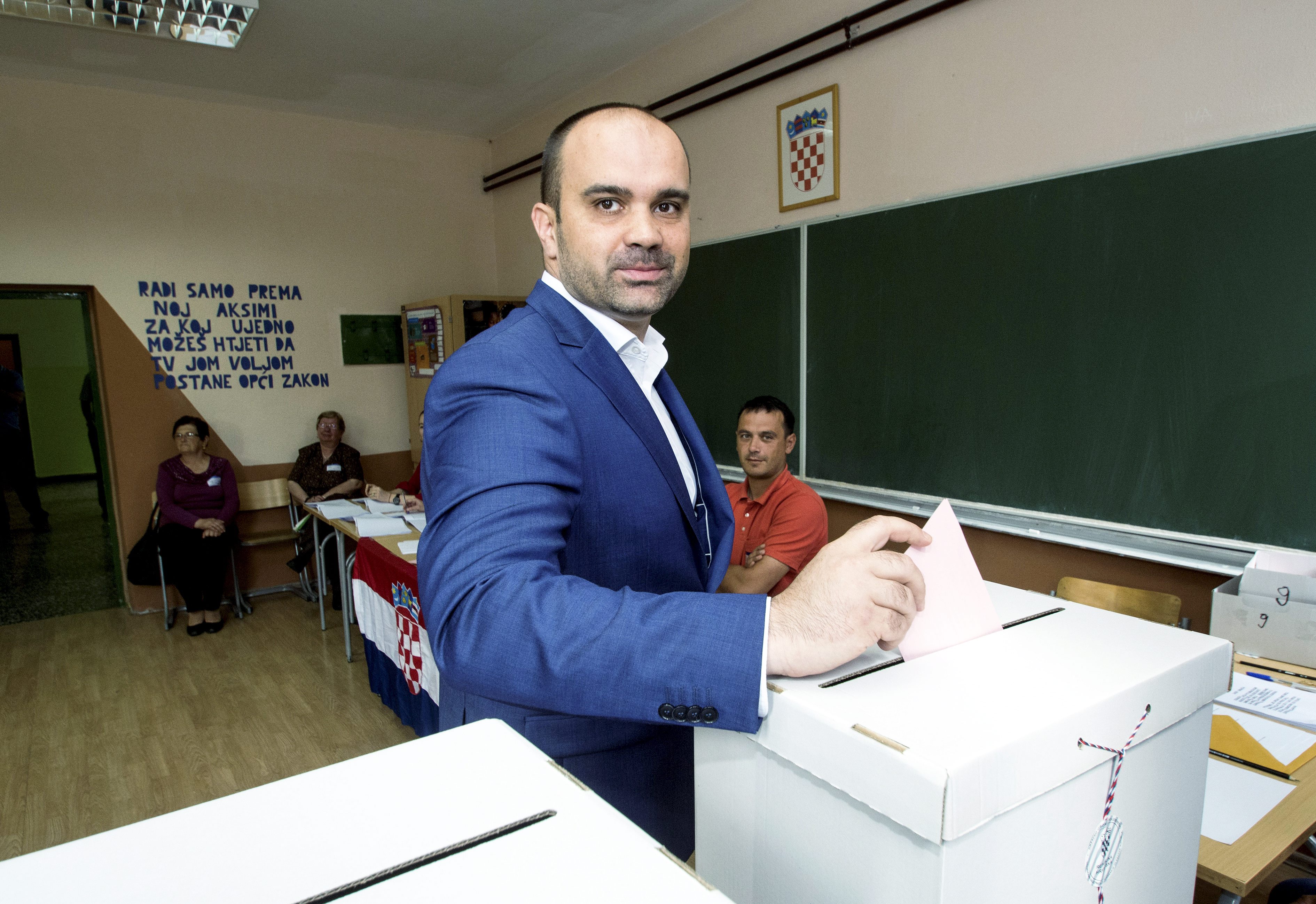 Metkovic, 210517.
Lokalni izbori 2017.
Dalibor Milan, kandidat HDZ-a za gradonacelnika sa suprugom Leom stigao na glasovanje na lokalnim izborima.
Na fotografiji: Dalibor Milan.
Foto: Denis Jerkovic / Cropix