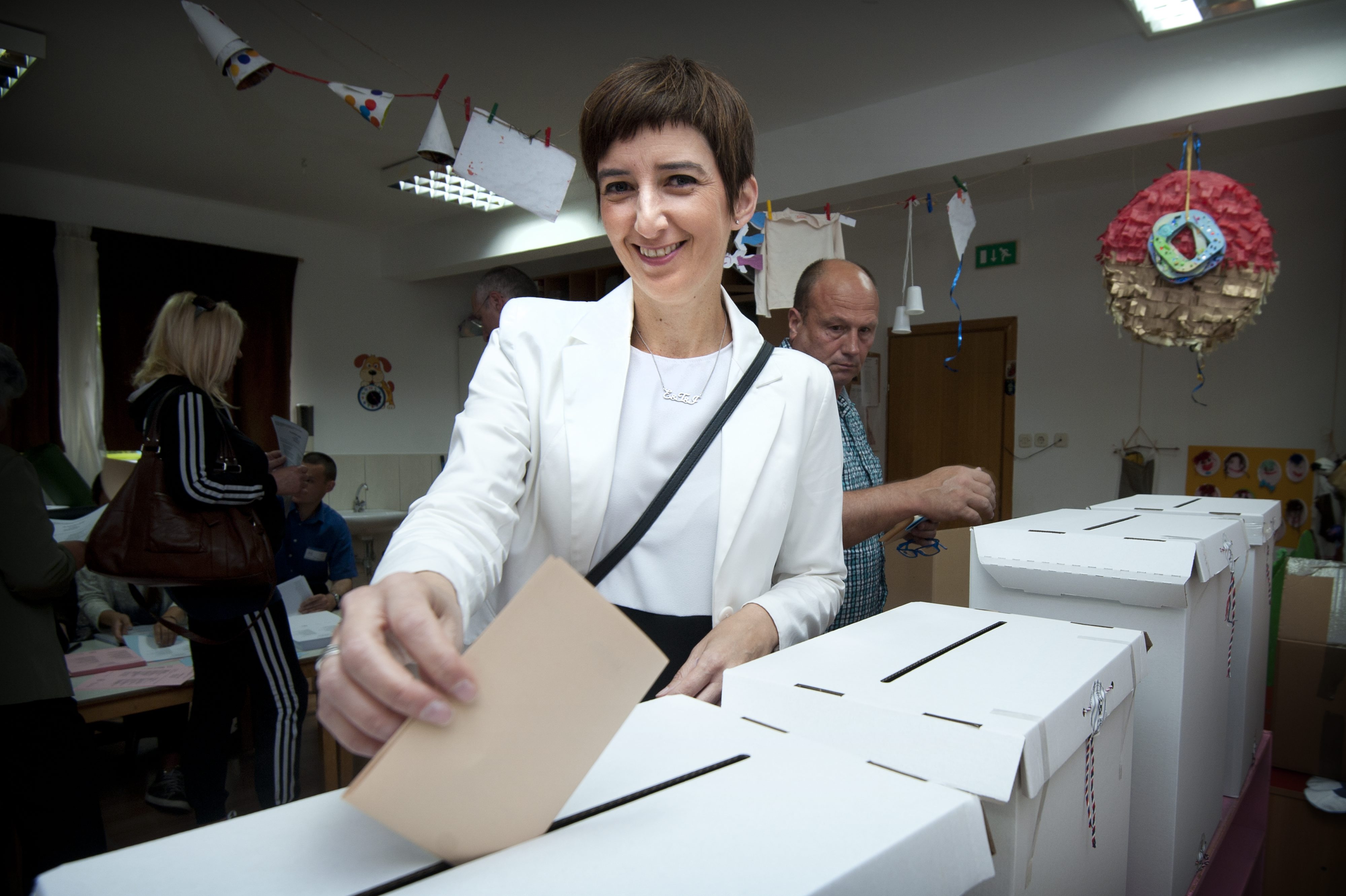 Split, 210517.
Lokalni izbori 2017.
Marijana Puljak, kandidatkinja stranke Pametno za splitsku gradonacelnicu, glasovala je na lokalnim izborima.
Foto: Paun Paunovic / CROPIX