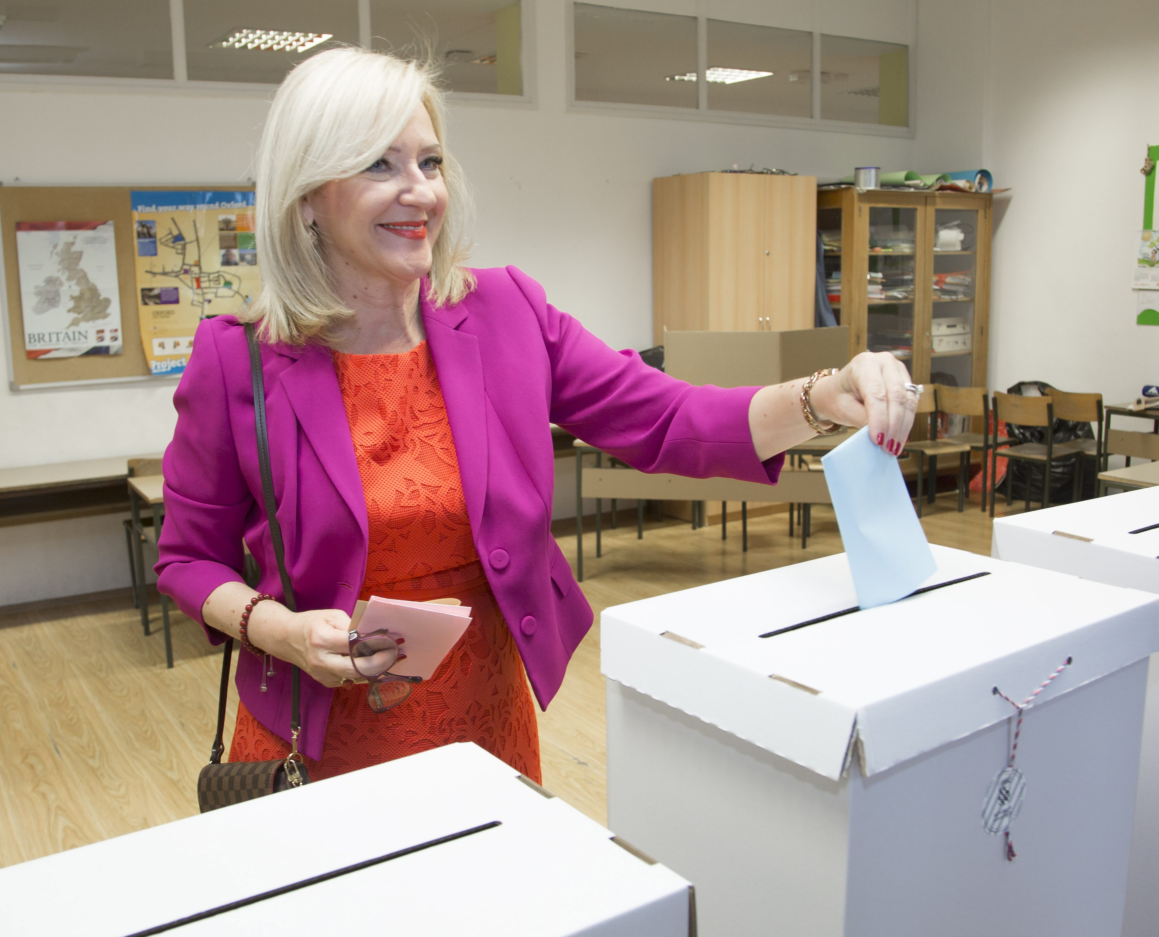 Split, 210517.
Lokalni izbori 2017.
Glasacko mjesto u osnovnoj skoli Brda.
Na fotografiji: Aida Batarelo, SDP-ova kandidatkinja za gradonacelnicu glasovala je na lokalnim izborima.
Foto: Vojko Basic / CROPIX