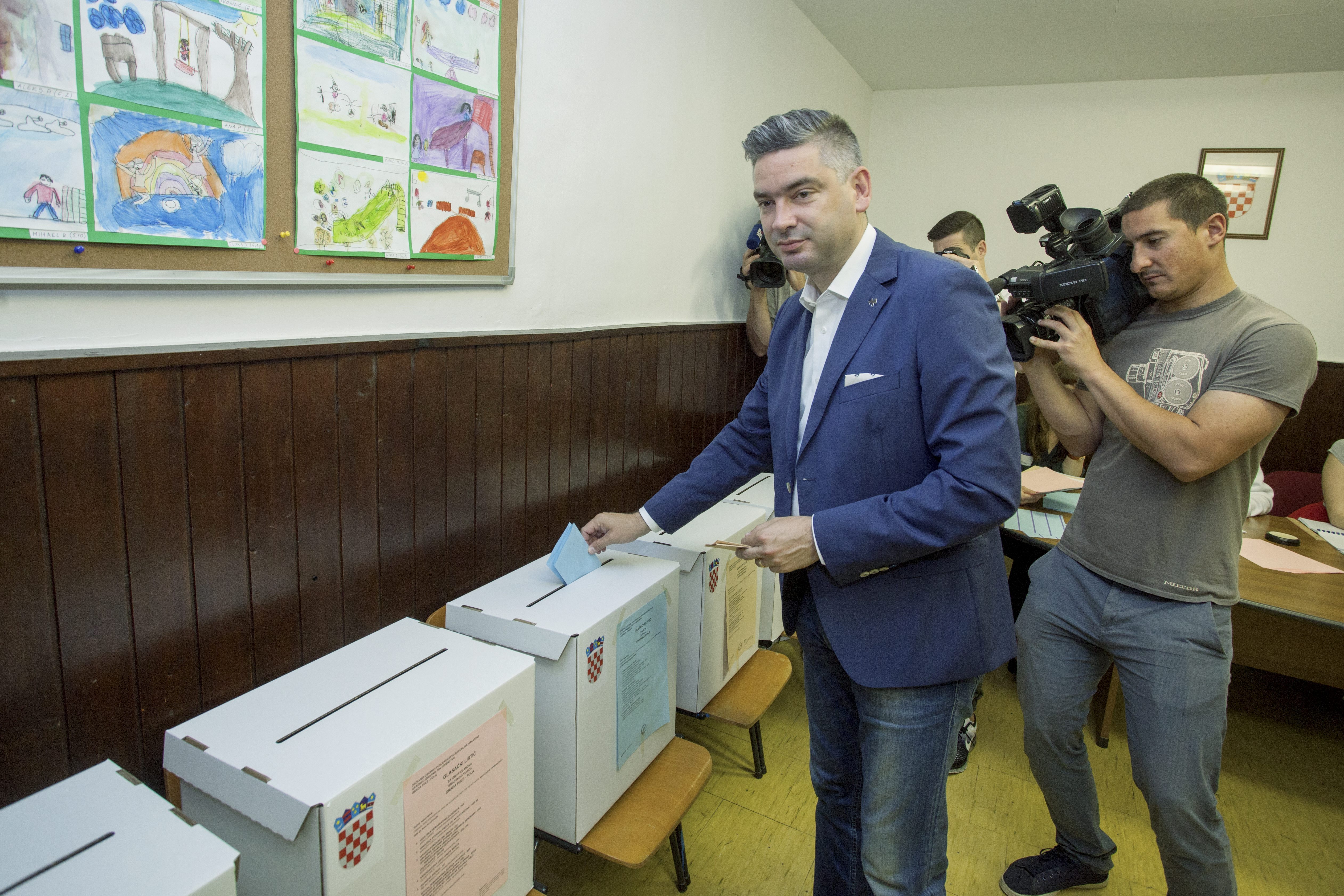 Pula, 210517.
Lokalni izbori 2017.
Gradonacelnik i kandidat za buduceg gradonacelnika Boris Miletic glasovao jeu drustvu supruge na birackom mijestu u Valdabeku.
Foto: Srecko Niketic / CROPIX