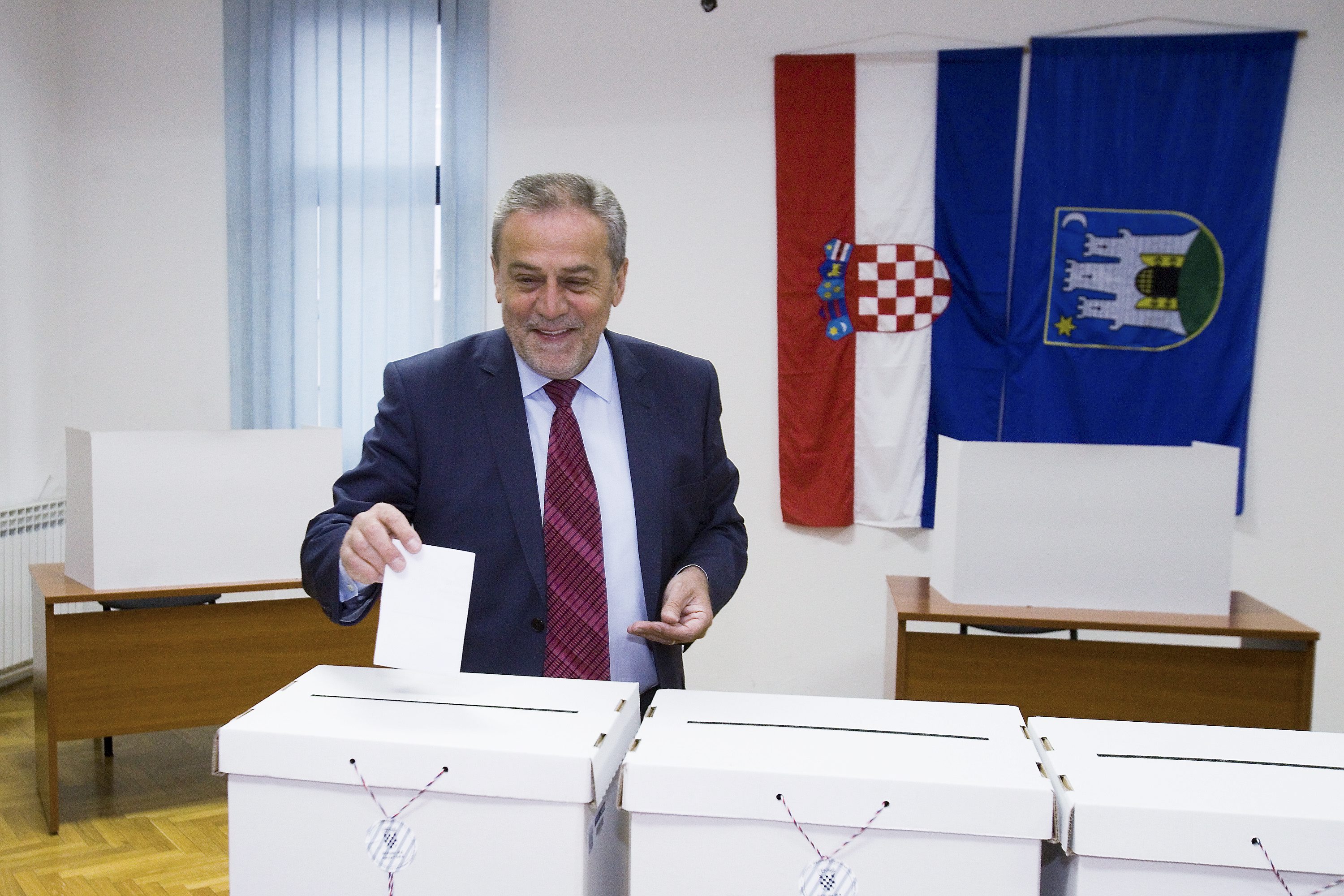 Zagreb, 210517.
Lokalni izbori 2017.
Biracko mjesto Mjesni odbor, Njegoseva 10.
Aktualni gradonacelnik i kandidat za gradonacelnika Stranke rada i solidarnosti Milan Bandic, glasovao je prvi na birackom mjestu u 7 sati.
Na fotografiji: Milan Bandic.
Foto: Zeljko Puhovski / CROPIX