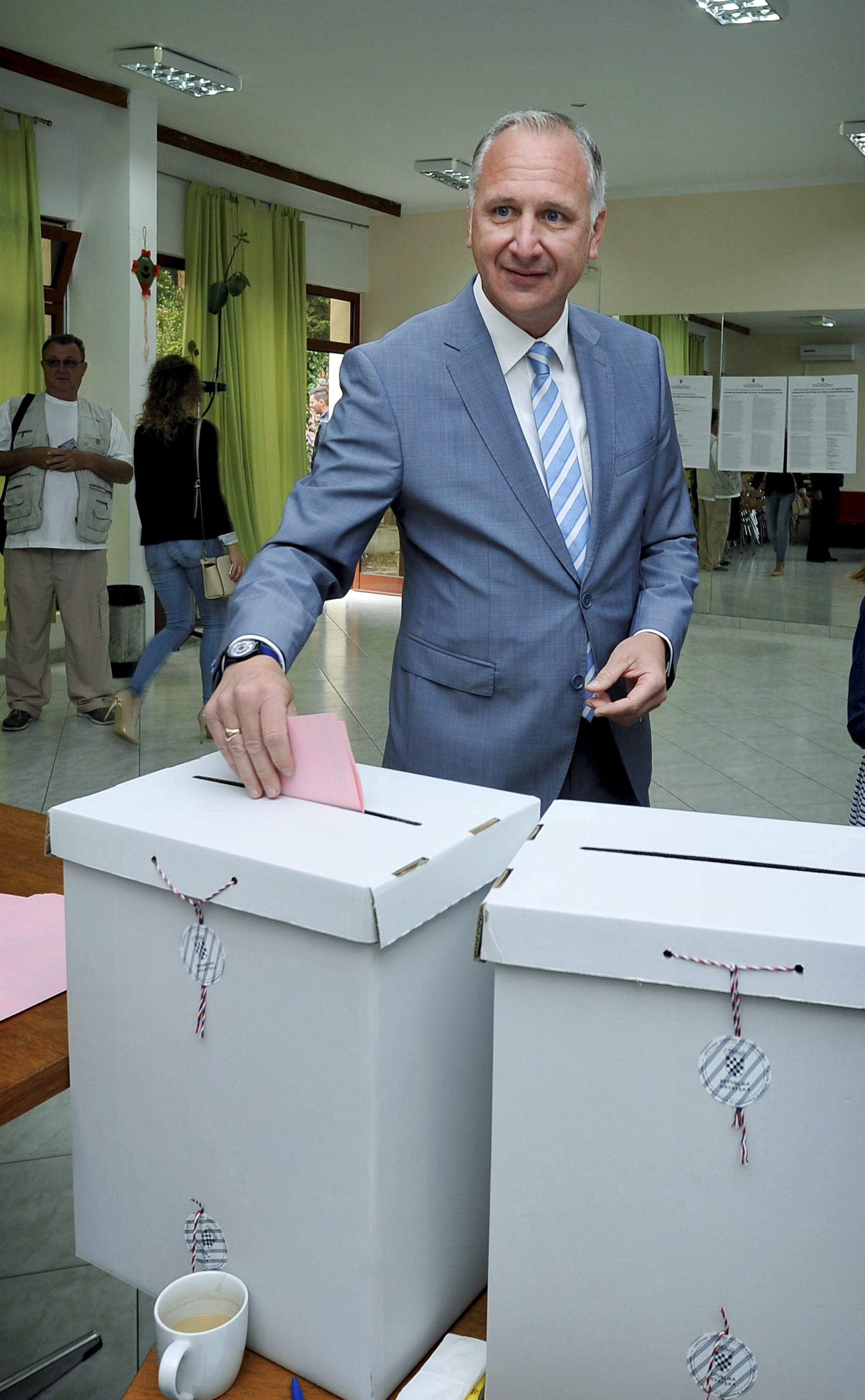 Split, 210517.
Lokalni izbori 2017.
Gradski kotar Meje.
Andro Krstulovic Opara, kandidat HDZ-a za gradonacelnika Splita, glasovao je u drustvu djece i supruge na lokalnim izborima.
Na fotografiji: Andro Krstulovic Opara.
Foto: Paun Paunovic / CROPIX