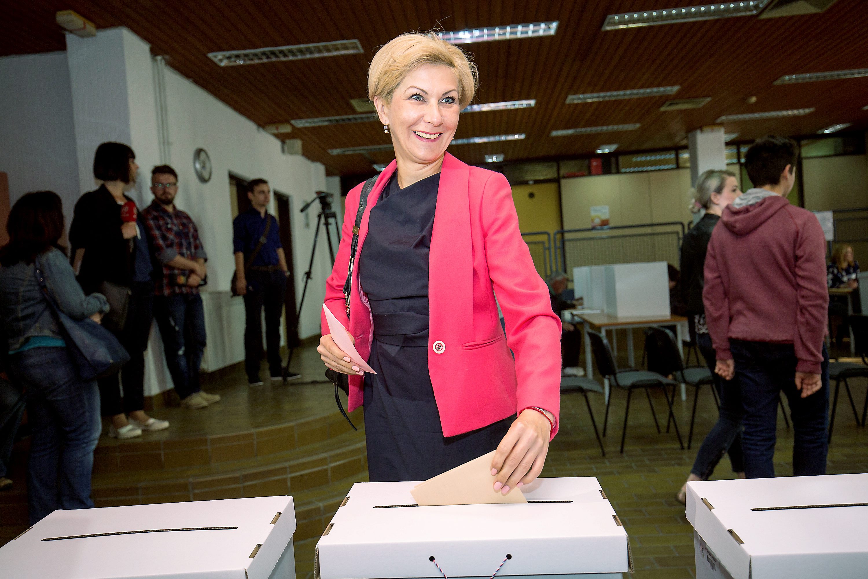 Osijek, 210517.
Lokalni izbori 2017.
Biracko mjesto Sjenjak.
Knjizevnica Ivana Sojat Kuci, kandidatkinja HDZ-a za gradonacelnicu Osijeka, glasovala je u 8 sati.
Na fotografji: Ivana Sojat Kuci.
Foto: Vlado Kos / CROPIX