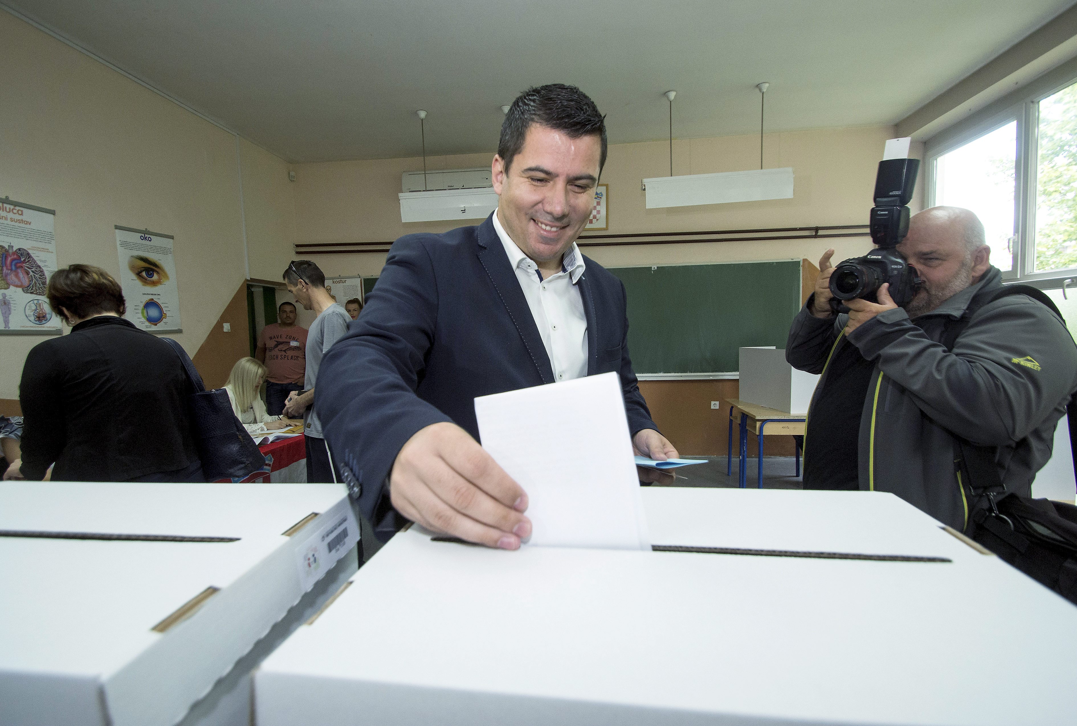 Metkovic, 210517.
Lokalni izbori 2017.
Nikola Grmoja, MOST-ov kandidat za Dubrovacko-neretvanskog zupana, glasovao je na birackom mjestu lokalnih izbora.
Na fotografiji: Nikola Grmoja.
Foto: Denis Jerkovic / CROPIX