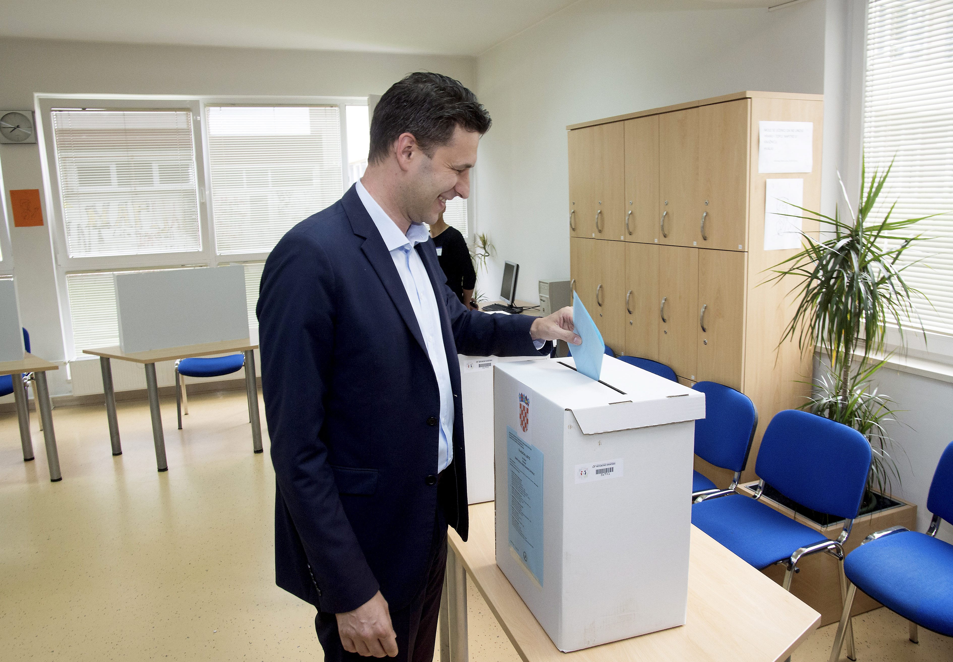 Metkovic, 210517.
Lokalni izbori 2017.
Predsjednik Hrvatskog sabora Bozo Petrov glasovao je na birackom mjestu lokalnih izbora.
Na fotografiji: Bozo Petrov.
Foto: Denis Jerkovic / CROPIX