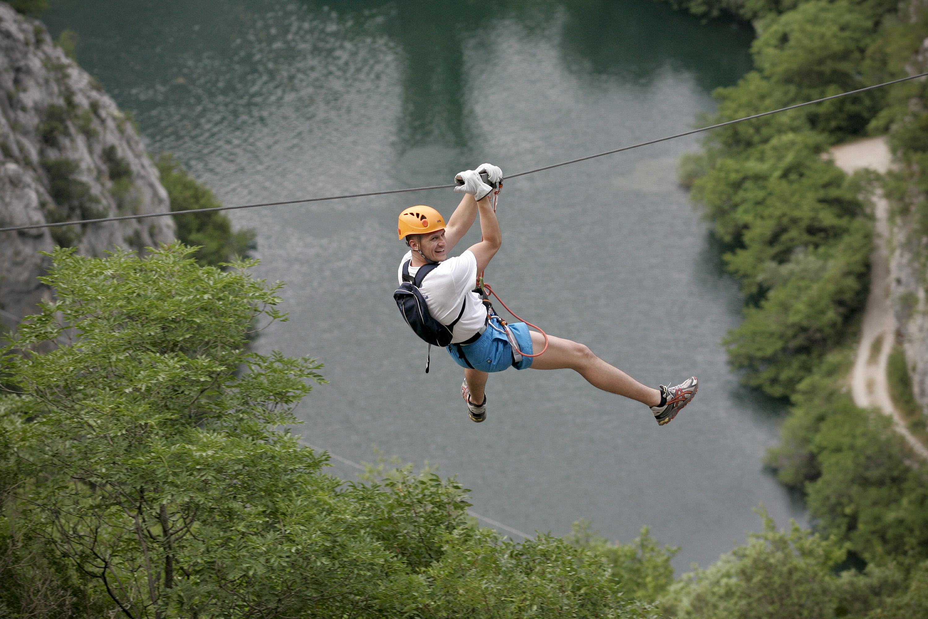 Split, 220613.
Adrenalinski park Zipline Omis nova je turisticka atrakcija u kanjonu Cetine. Klizeci niz sajlu pruza se prekrasan pogled na Cetinu i brda oko nje.
Foto : Jakov Prkic / Cropix