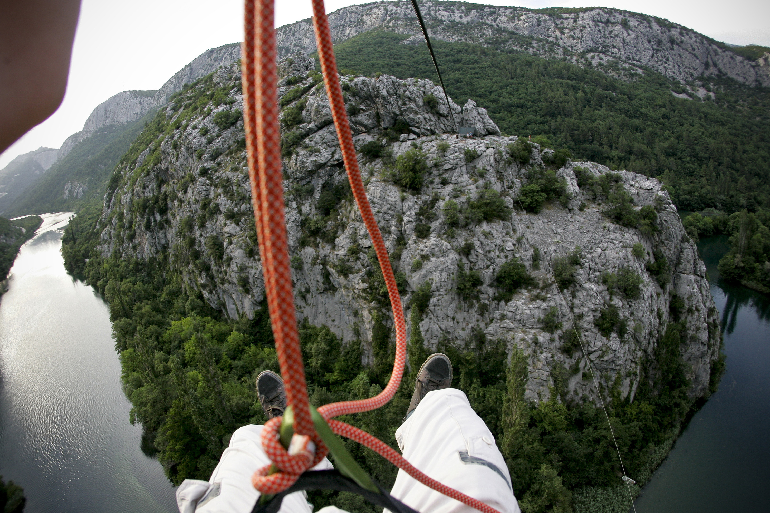 Split, 220613.
Adrenalinski park Zipline Omis nova je turisticka atrakcija u kanjonu Cetine. Klizeci niz sajlu pruza se prekrasan pogled na Cetinu i brda oko nje.
Na fotografiji: Pogled na Cetinu.
Foto : Jakov Prkic / Cropix