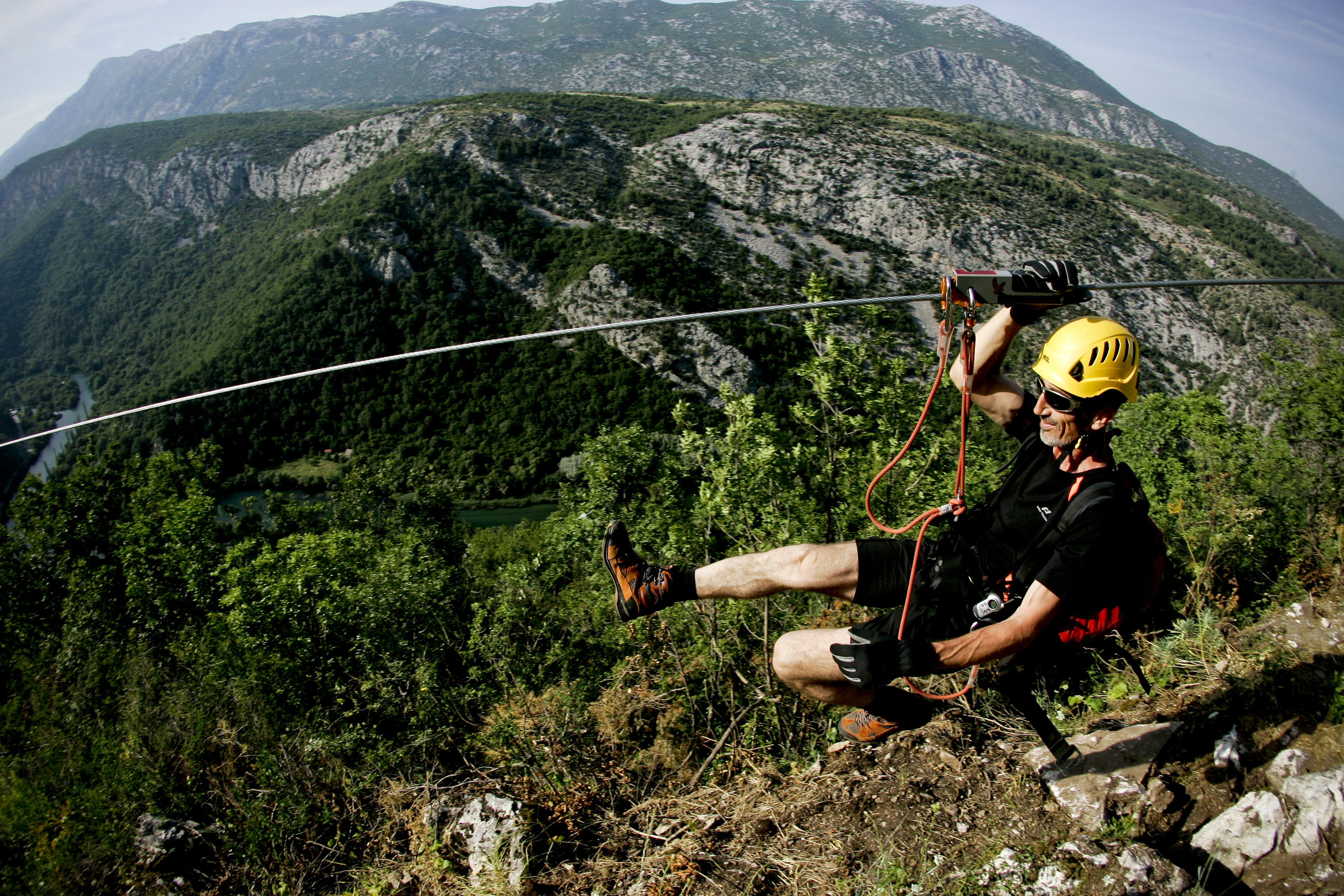 Split, 220613.
Adrenalinski park Zipline Omis nova je turisticka atrakcija u kanjonu Cetine. Klizeci niz sajlu pruza se prekrasan pogled na Cetinu i brda oko nje.
Na fotografiji: voditelj kroz park Zoran Vrandecic.
Foto : Jakov Prkic / Cropix