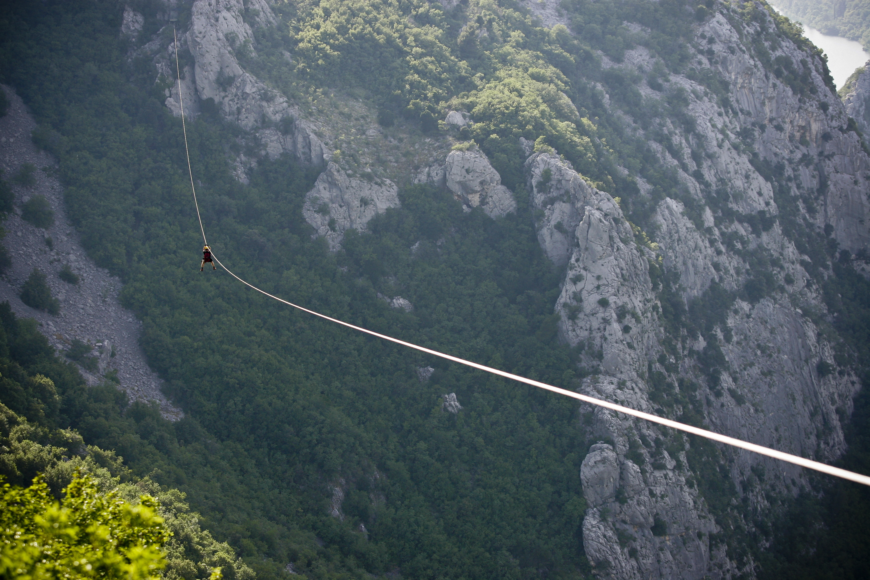 Split, 220613.
Adrenalinski park Zipline Omis nova je turisticka atrakcija u kanjonu Cetine. Klizeci niz sajlu pruza se prekrasan pogled na Cetinu i brda oko nje.
Foto : Jakov Prkic / Cropix