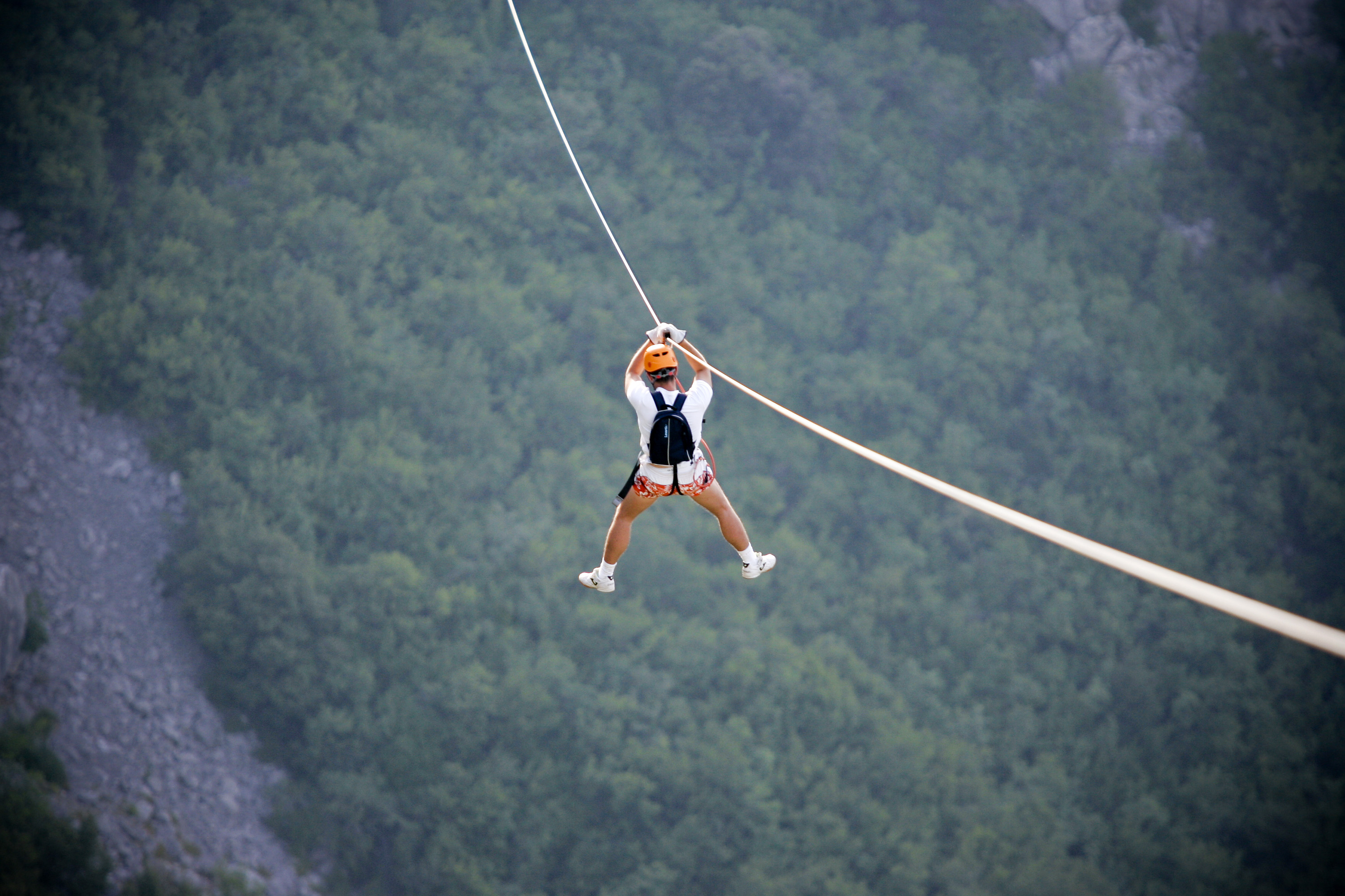 Split, 220613.
Adrenalinski park Zipline Omis nova je turisticka atrakcija u kanjonu Cetine. Klizeci niz sajlu pruza se prekrasan pogled na Cetinu i brda oko nje.
Foto : Jakov Prkic / Cropix
