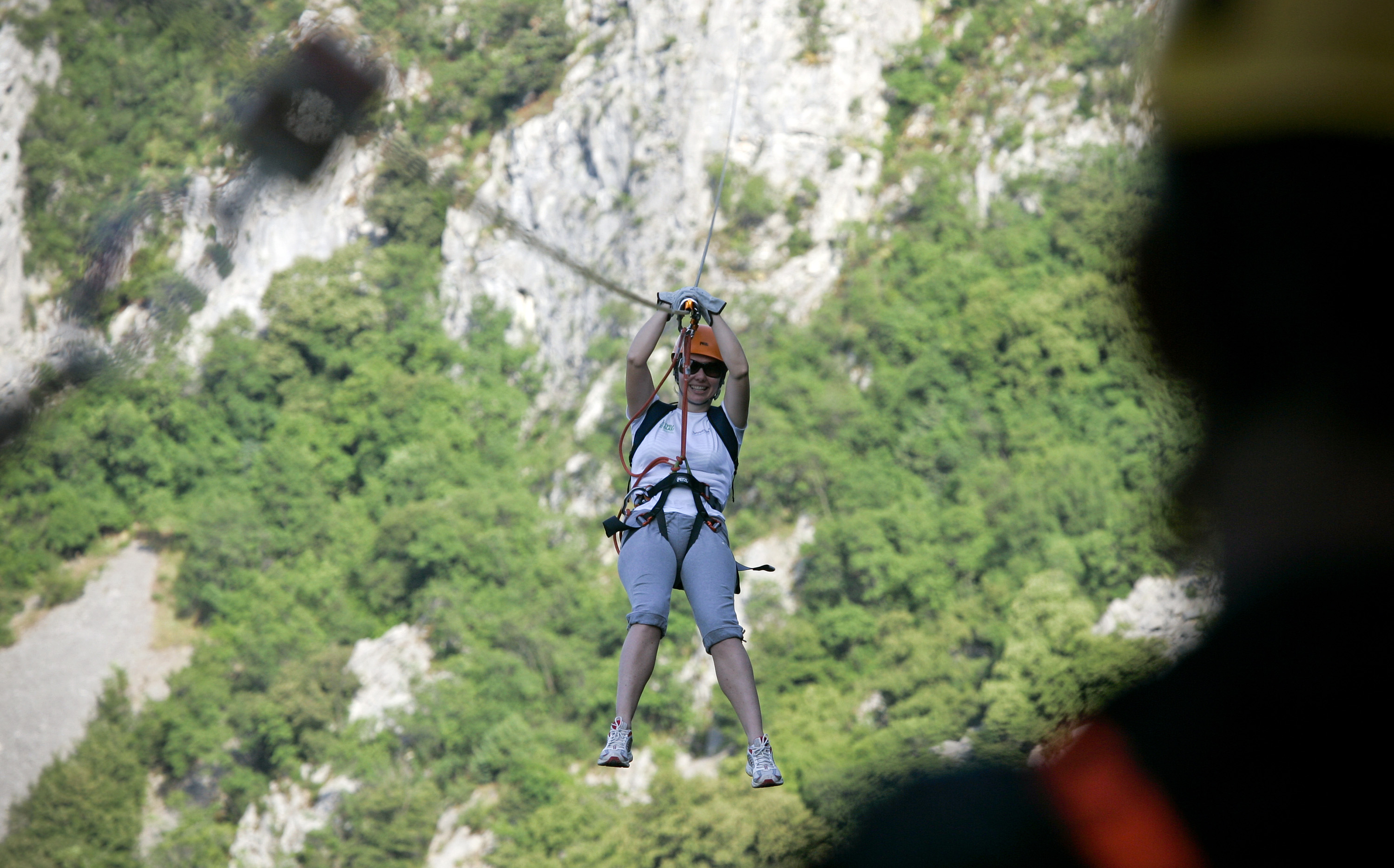 Split, 220613.
Adrenalinski park Zipline Omis nova je turisticka atrakcija u kanjonu Cetine. Klizeci niz sajlu pruza se prekrasan pogled na Cetinu i brda oko nje.
Foto : Jakov Prkic / Cropix